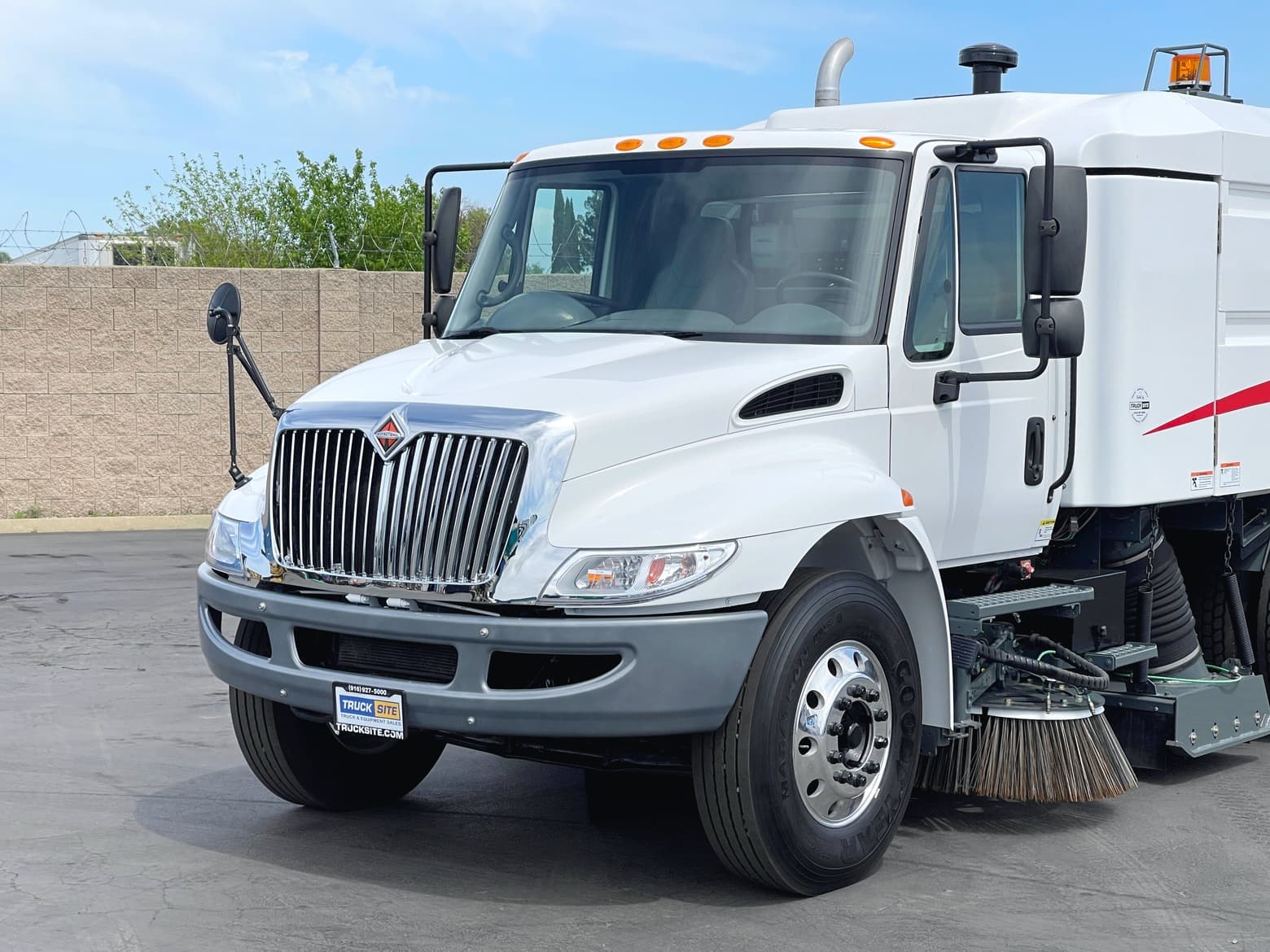 2011 International Elgin Crosswind Sweeper