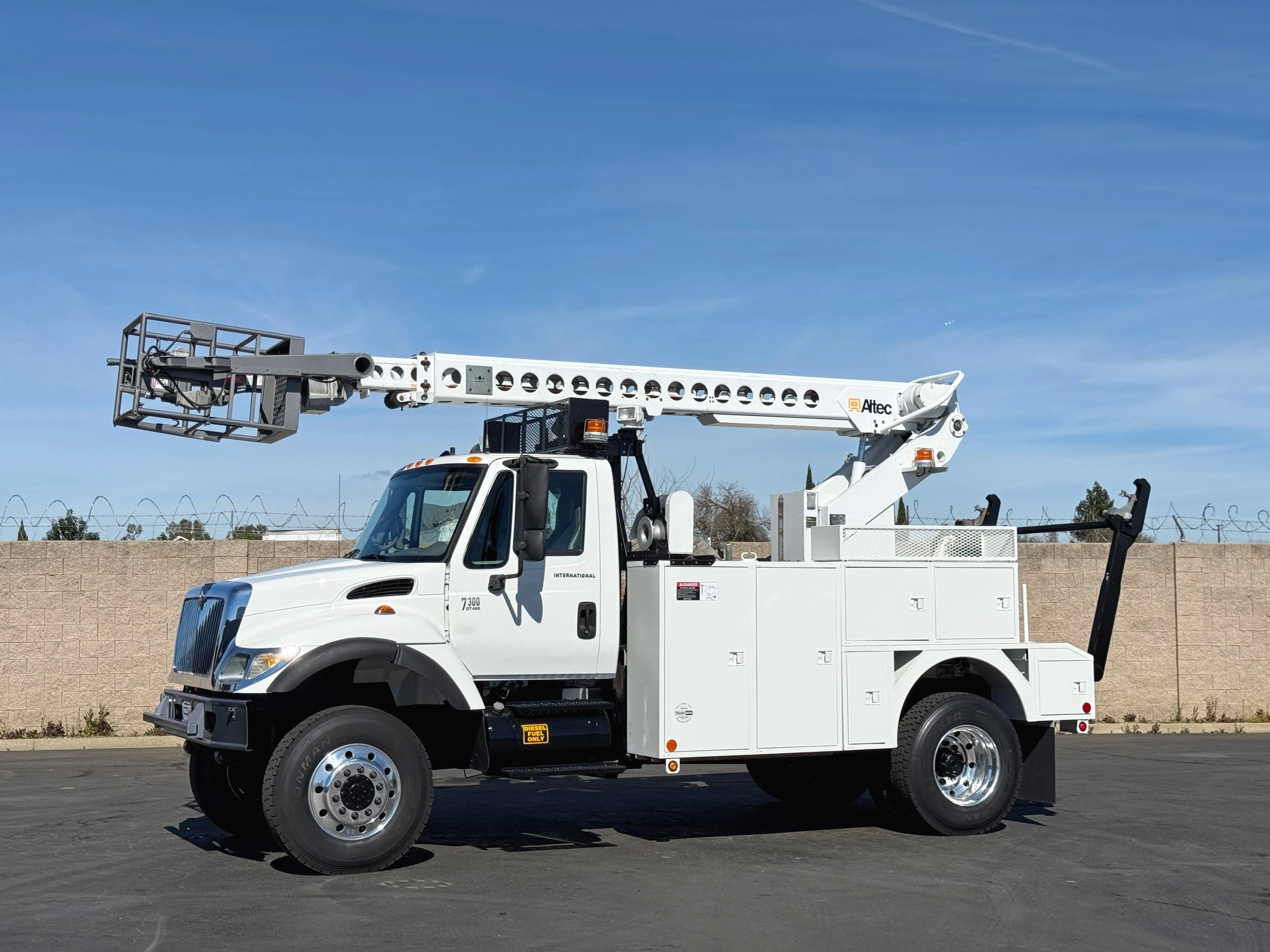 2005 International 7300 4X4 Altec AT40C Aerial Cable Placer