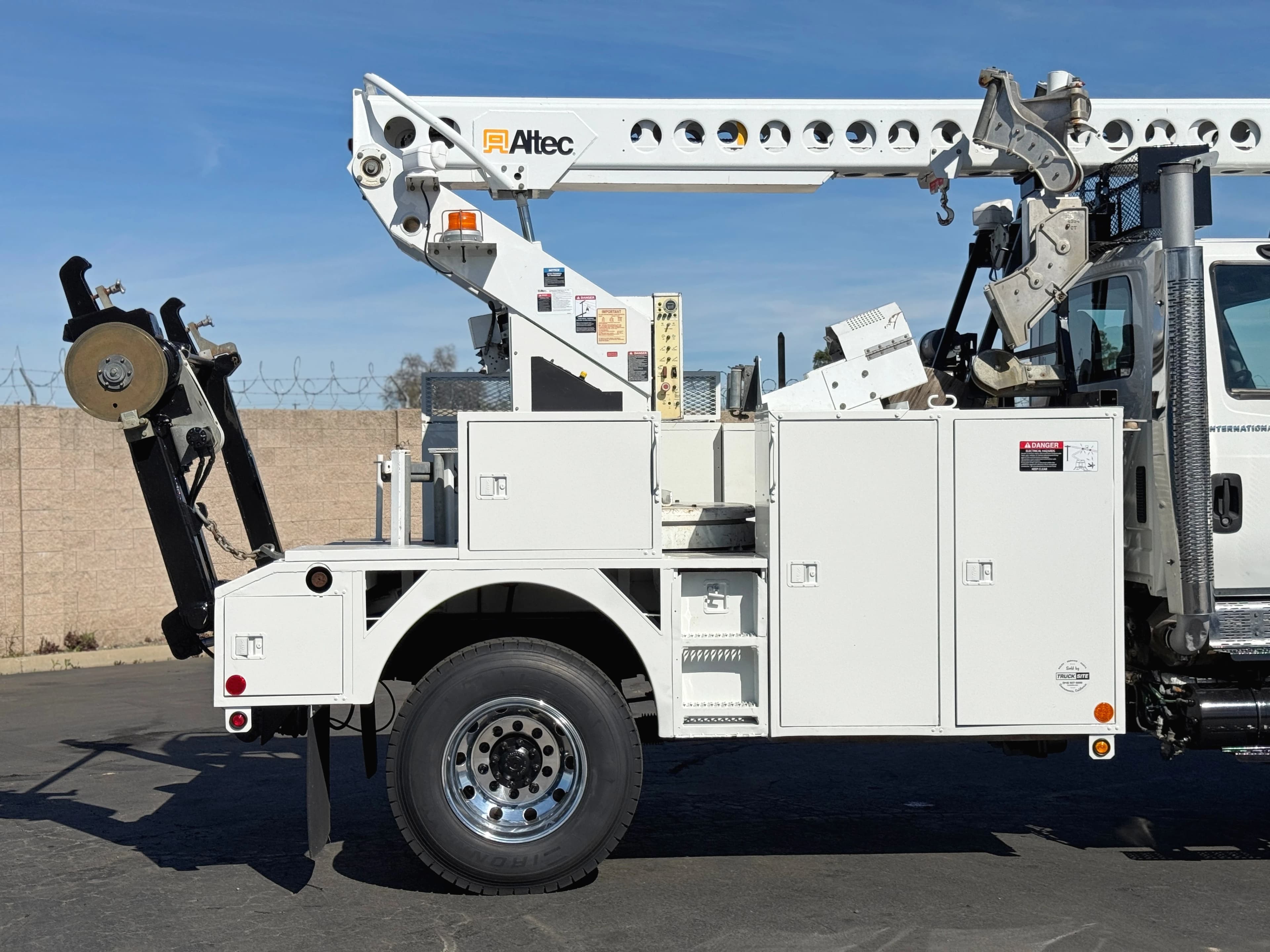 2005 International 7300 4X4 Altec AT40C Aerial Cable Placer