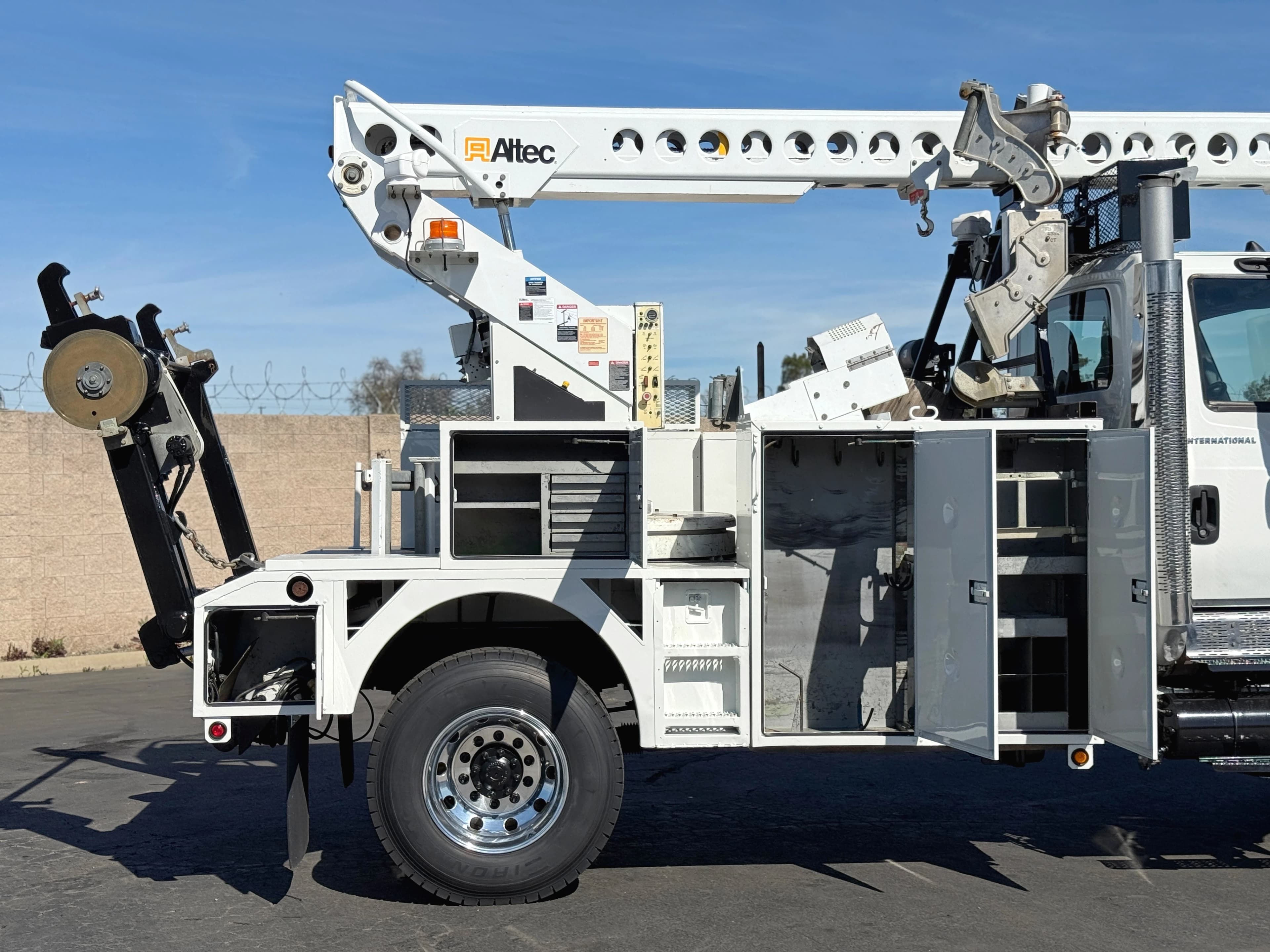 2005 International 7300 4X4 Altec AT40C Aerial Cable Placer