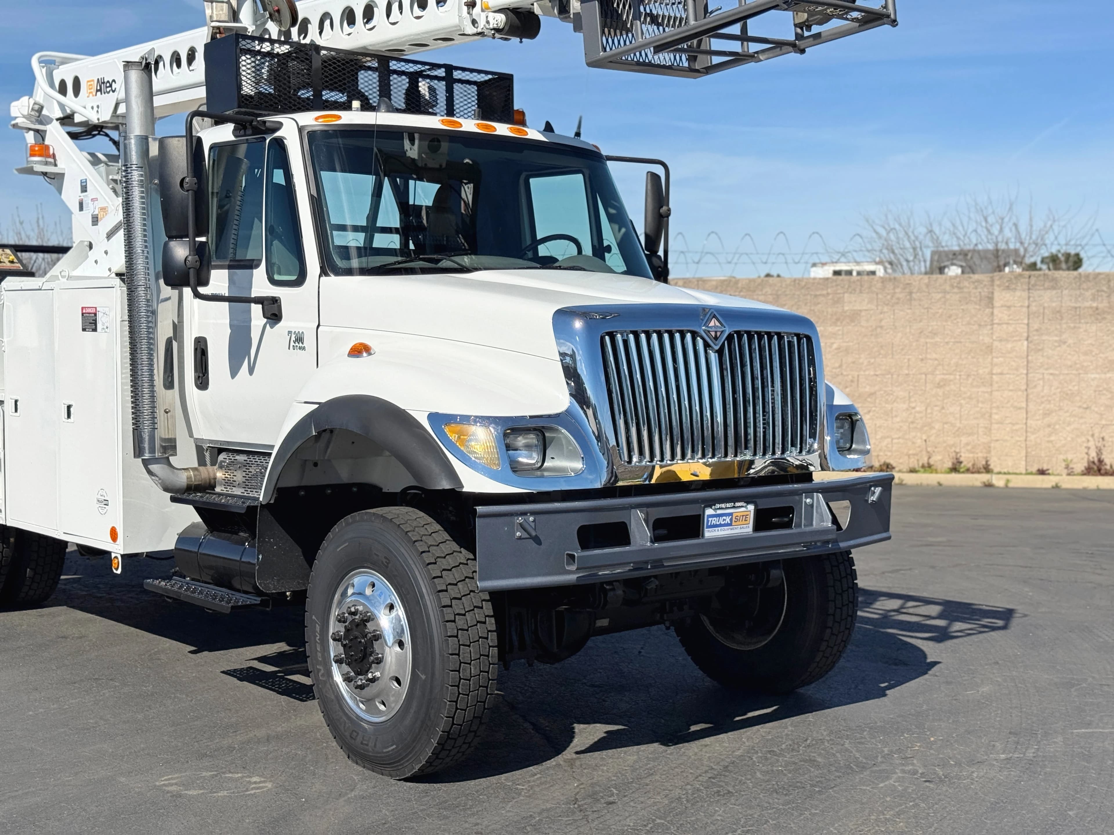 2005 International 7300 4X4 Altec AT40C Aerial Cable Placer