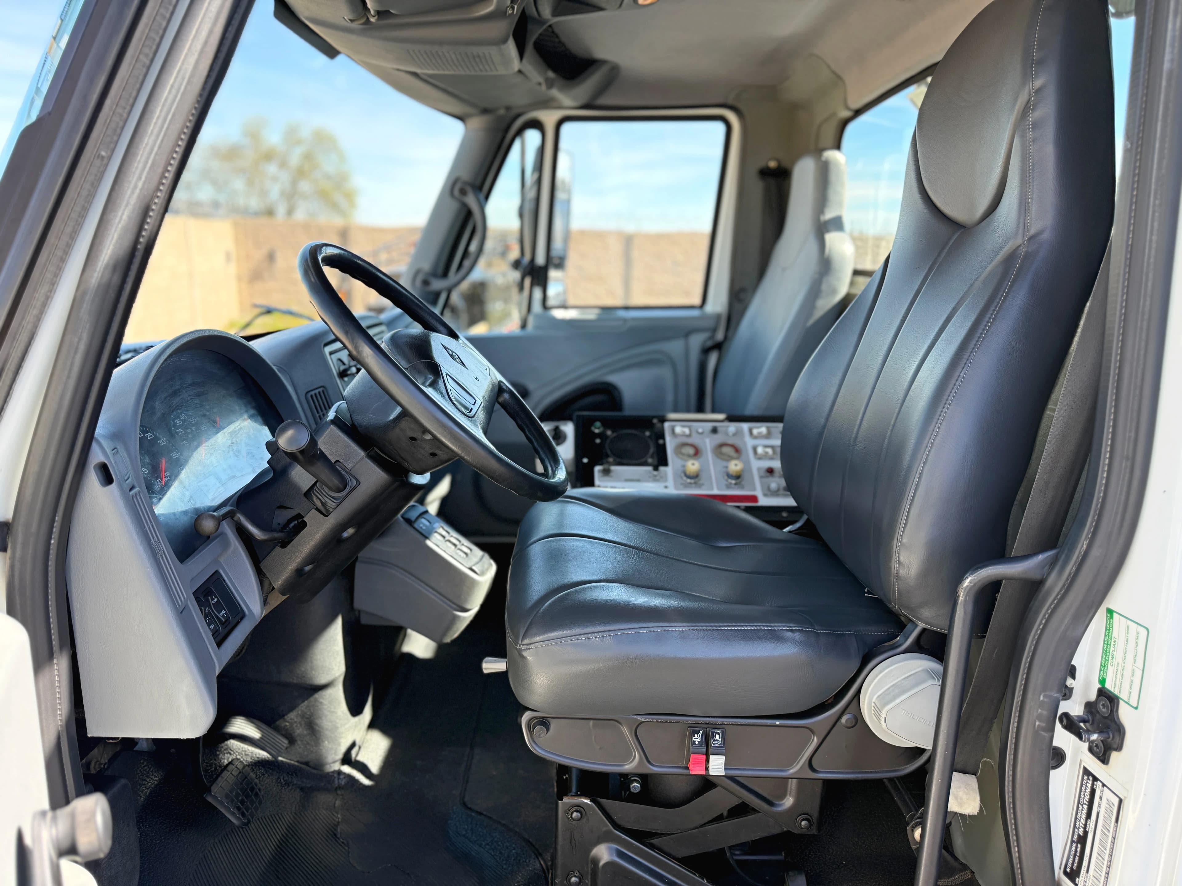 2005 International 7300 4X4 Altec AT40C Aerial Cable Placer