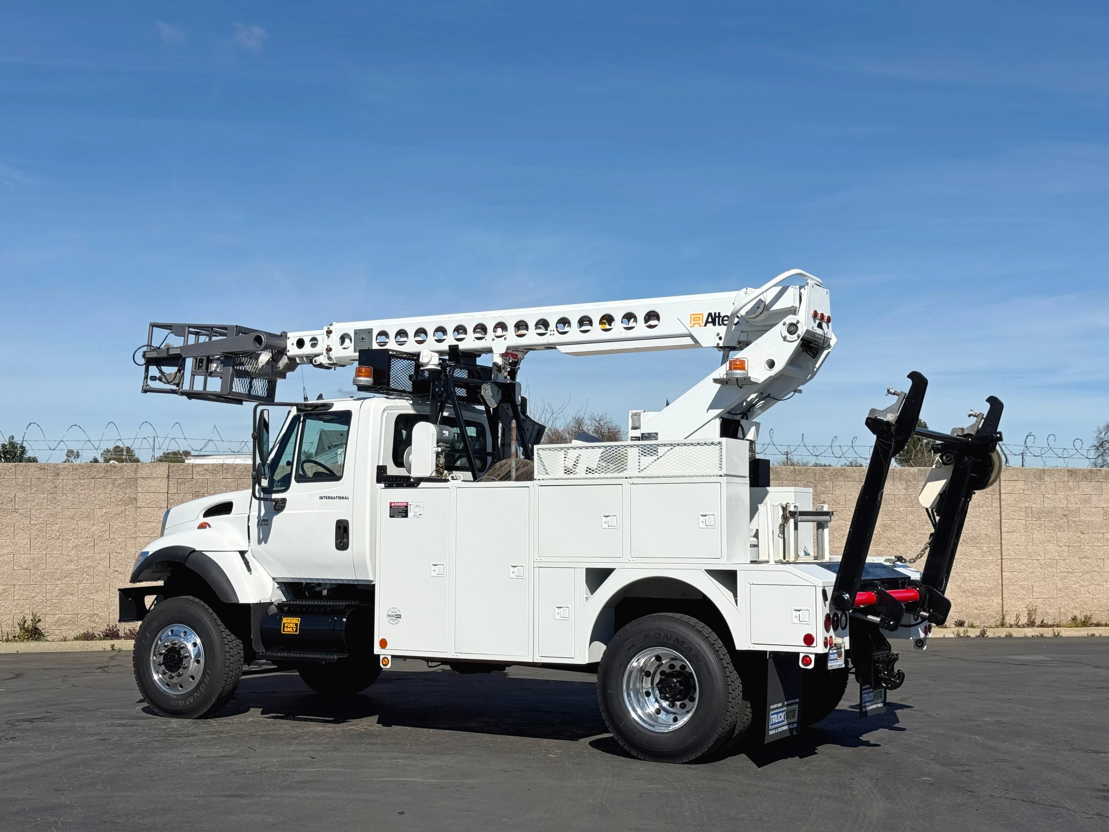 2005 International 7300 4X4 Altec AT40C Aerial Cable Placer