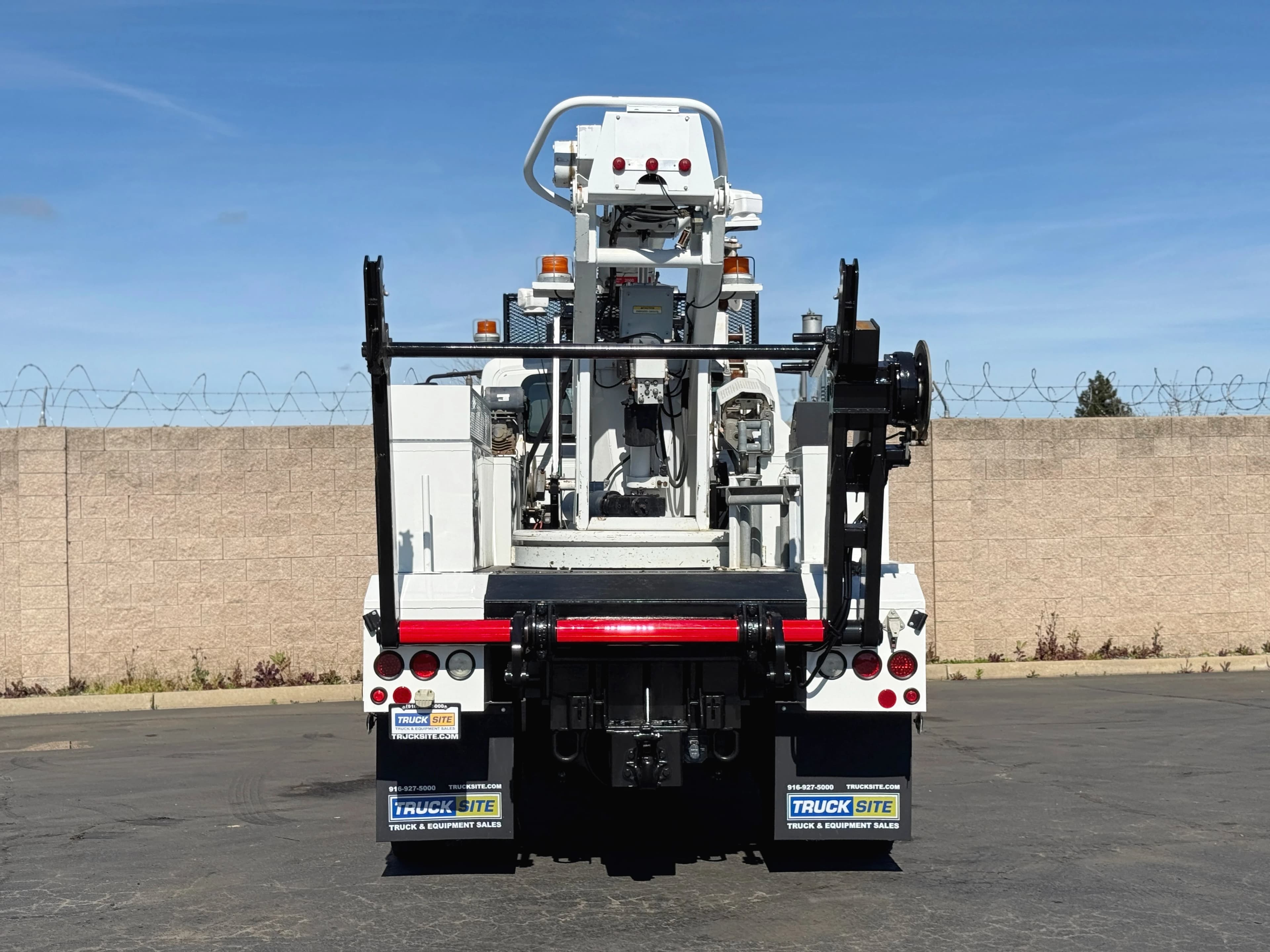 2005 International 7300 4X4 Altec AT40C Aerial Cable Placer