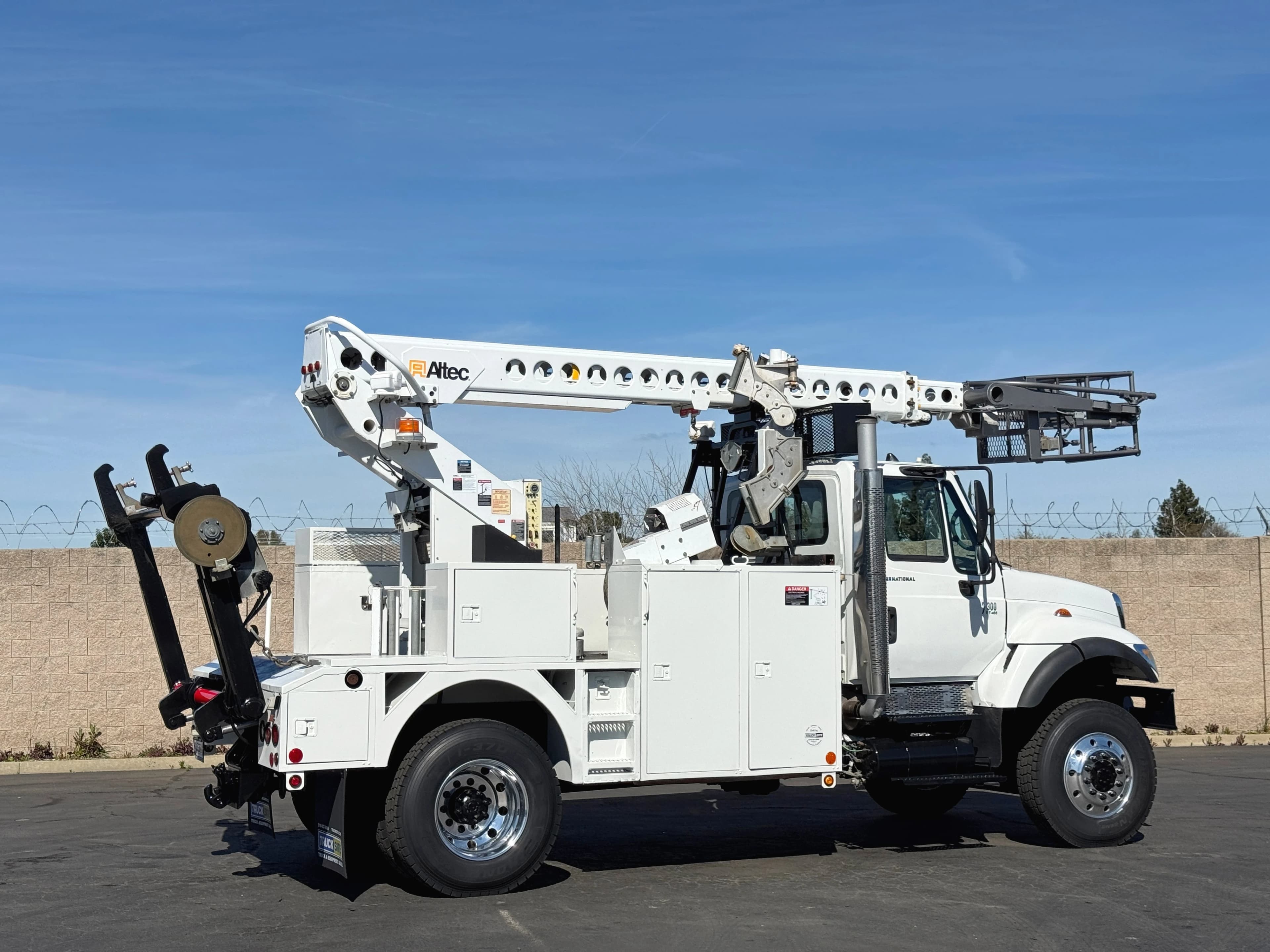 2005 International 7300 4X4 Altec AT40C Aerial Cable Placer