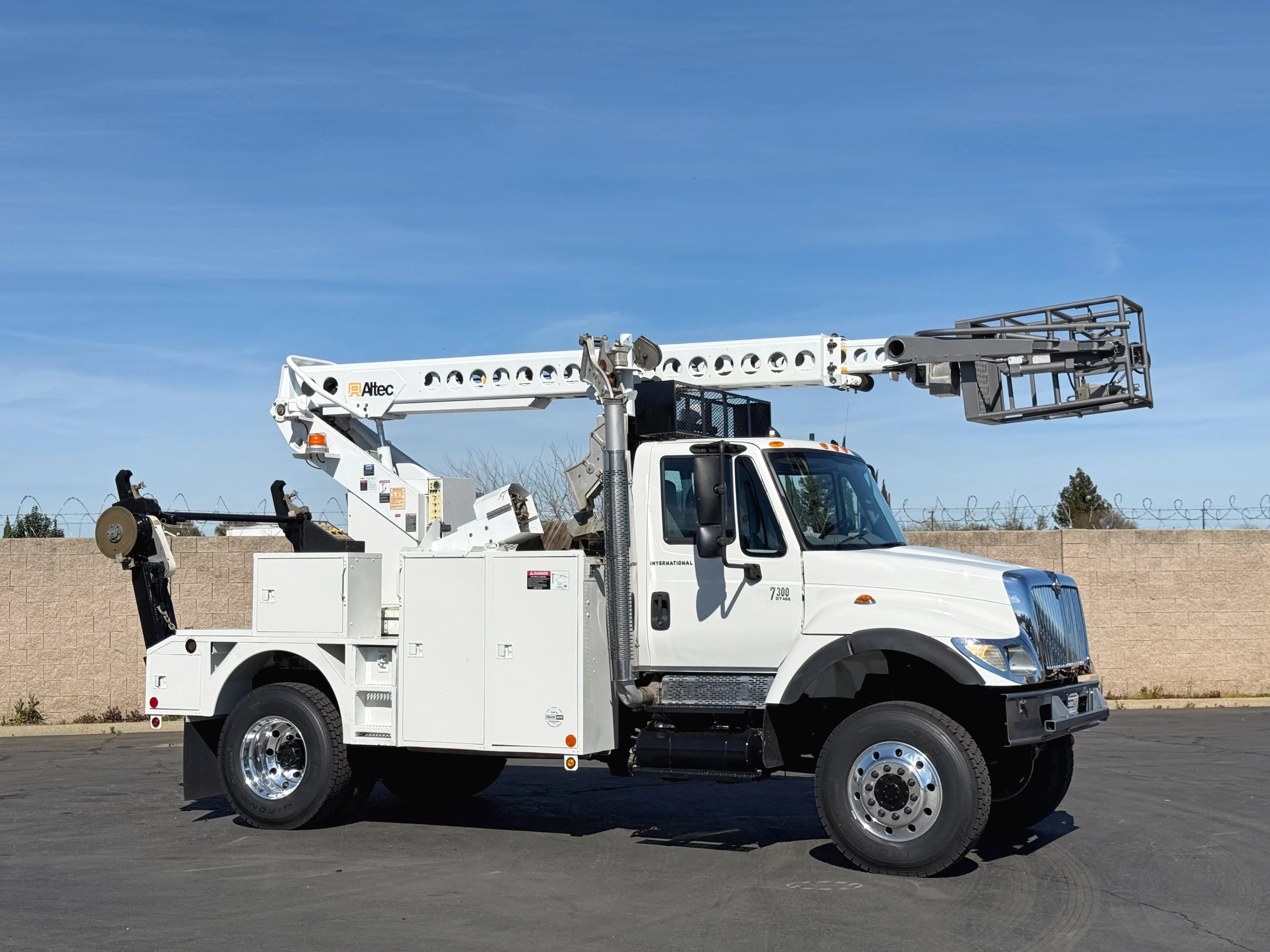 2005 International 7300 4X4 Altec AT40C Aerial Cable Placer