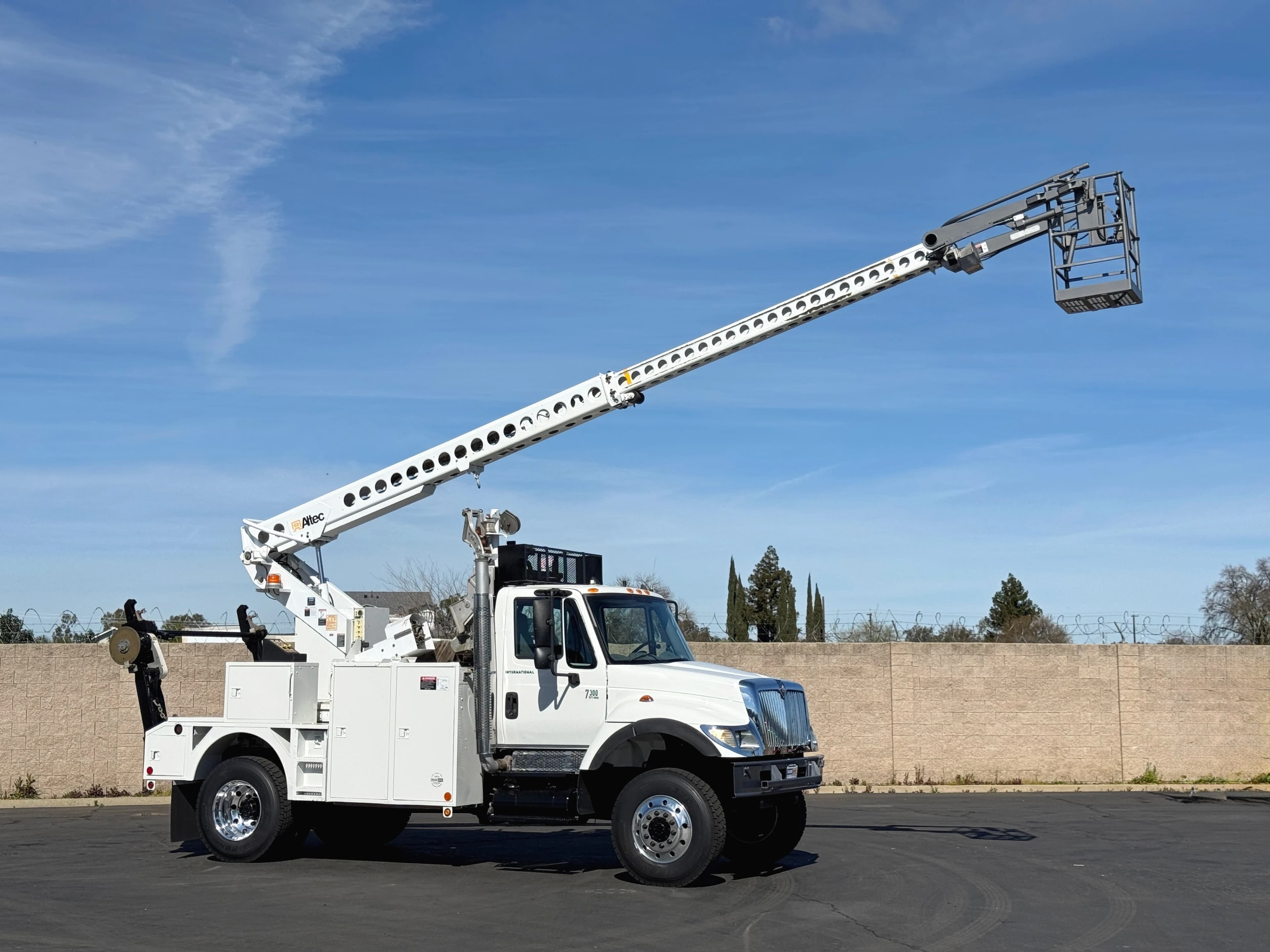 2005 International 7300 4X4 Altec AT40C Aerial Cable Placer