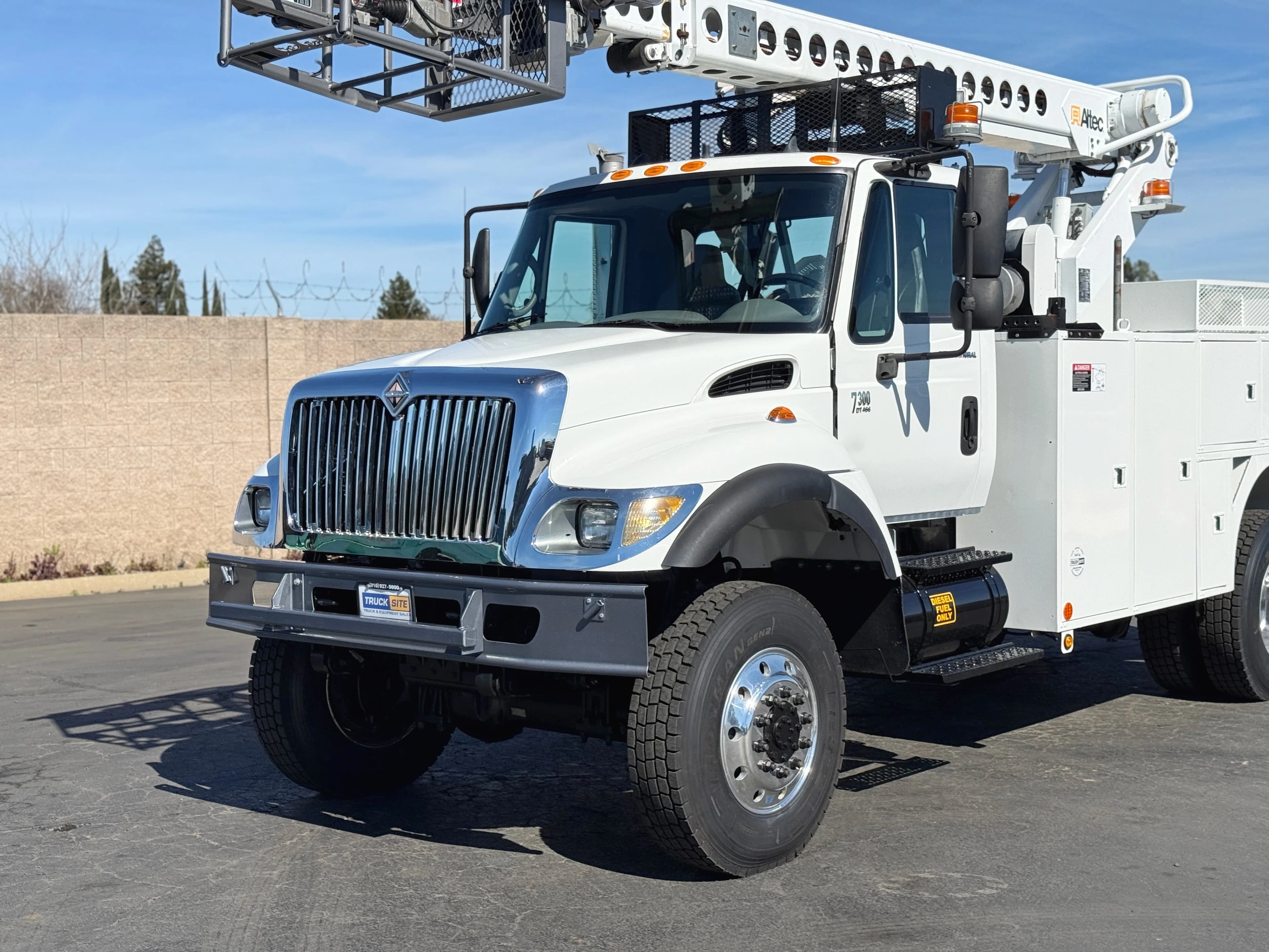2005 International 7300 4X4 Altec AT40C Aerial Cable Placer
