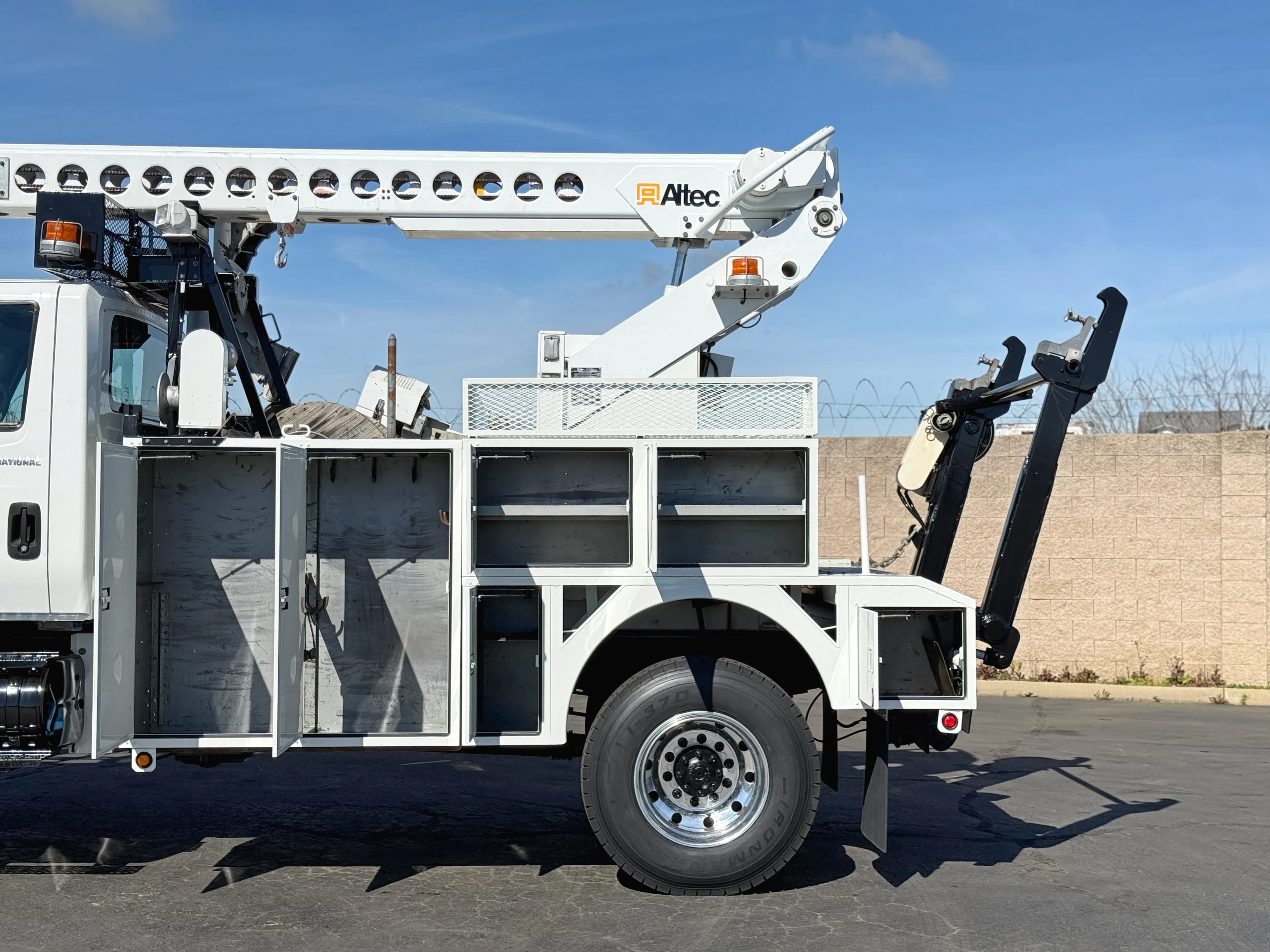 2005 International 7300 4X4 Altec AT40C Aerial Cable Placer
