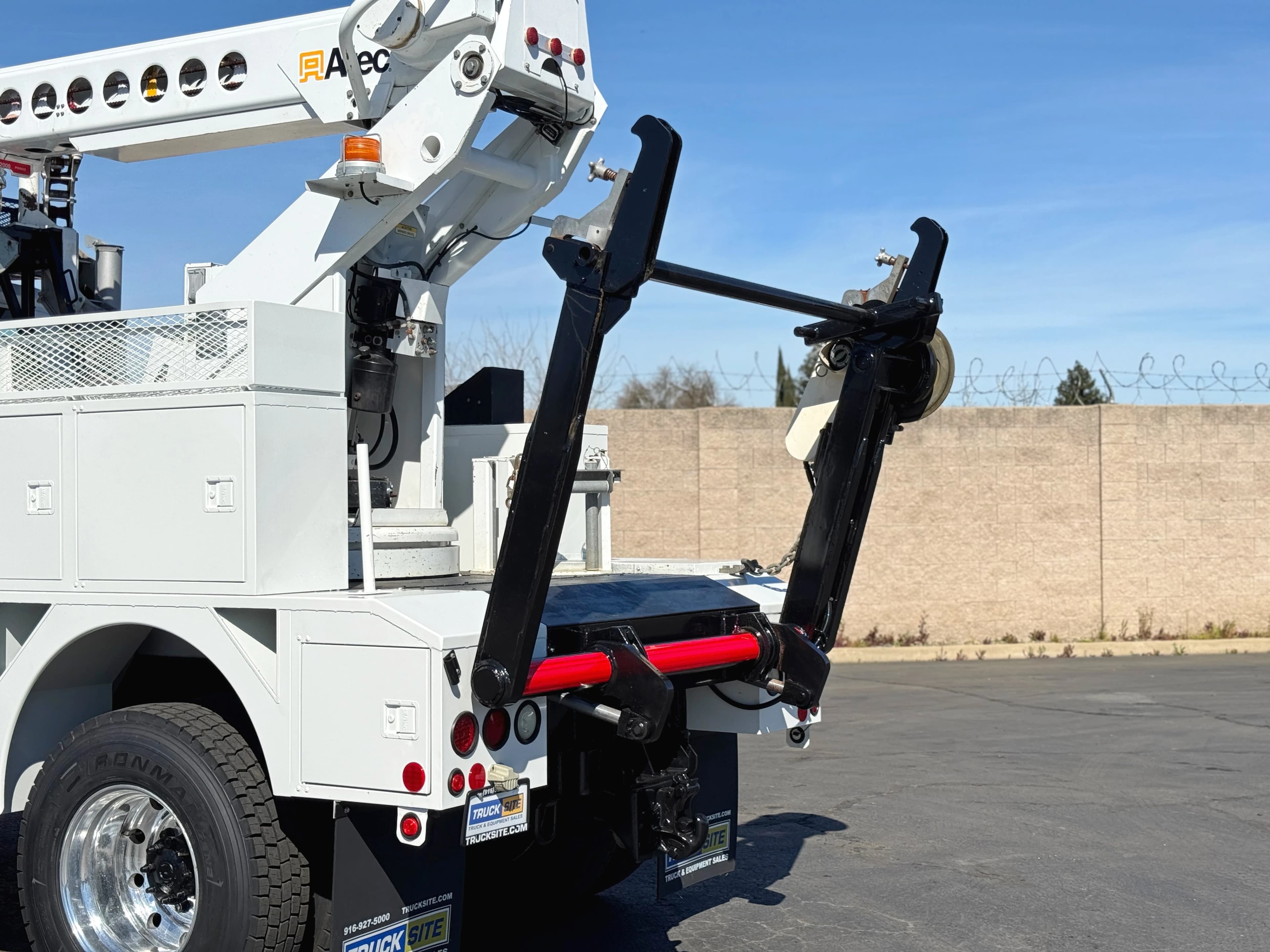 2005 International 7300 4X4 Altec AT40C Aerial Cable Placer