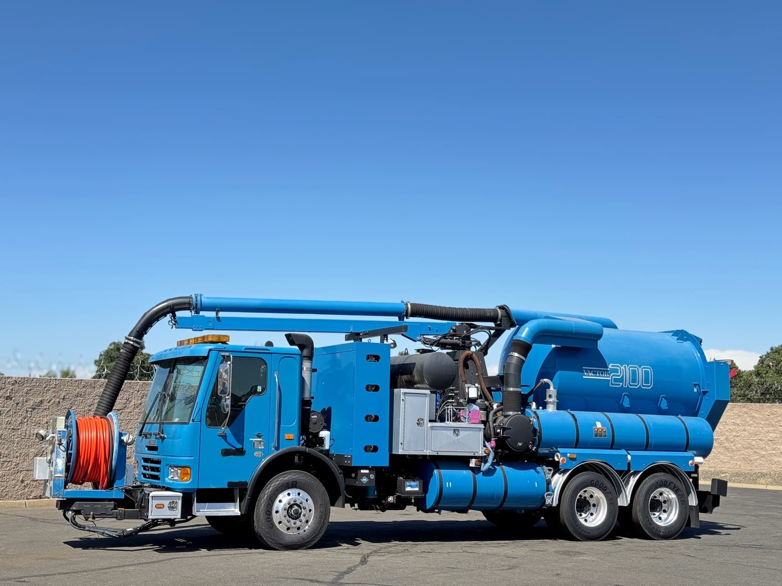 2011 Freightliner Vactor 2100 PD Hydro Excavation Truck