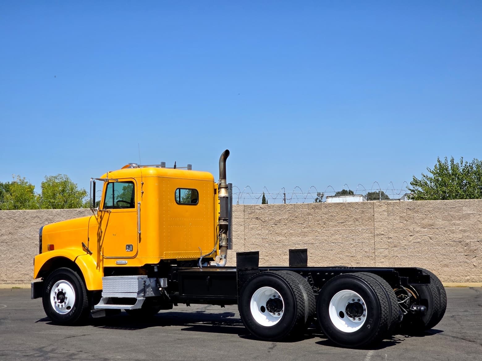 1999 Freightliner FLD Tandem Axle Cab & Chassis