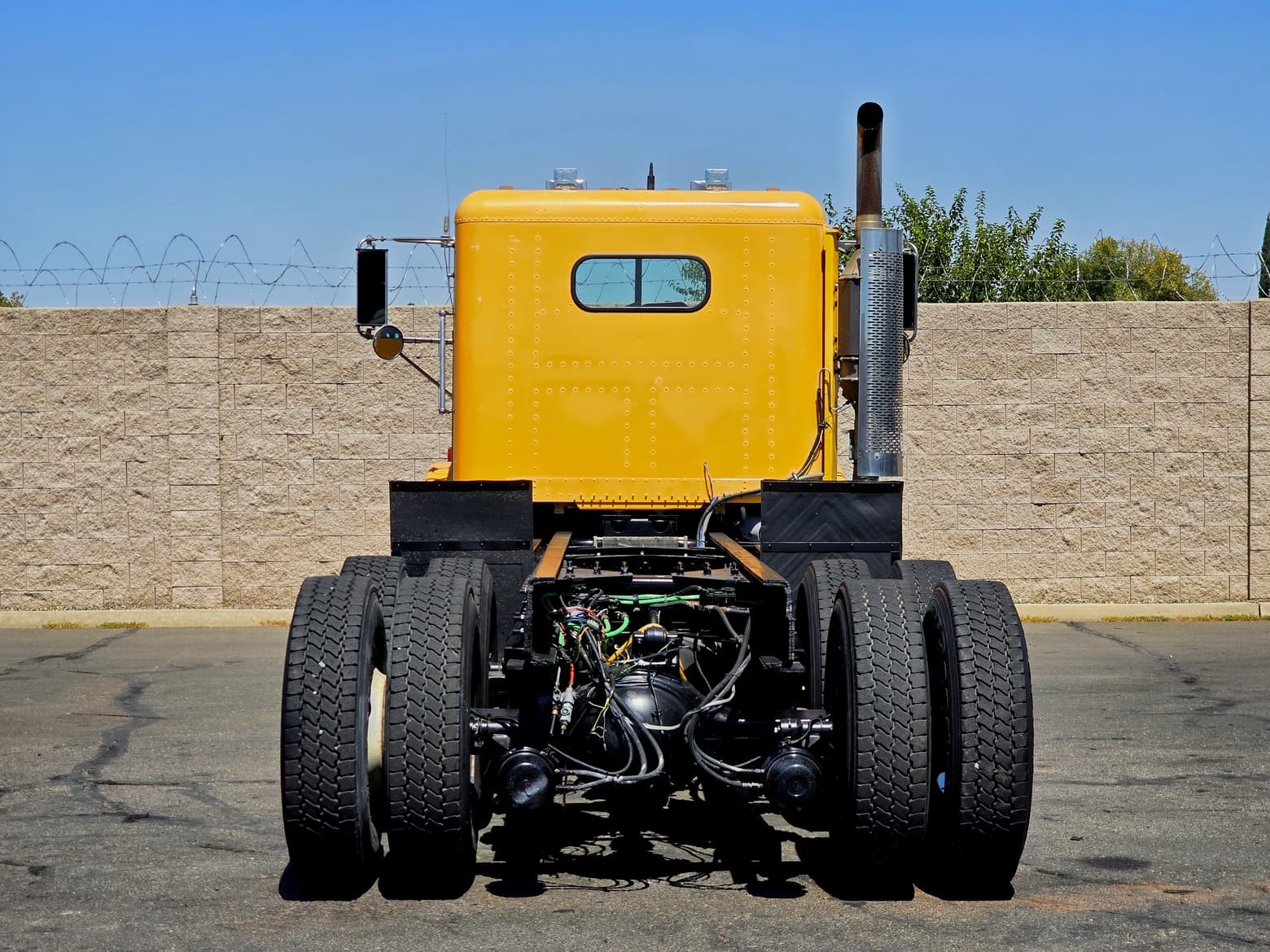 1999 Freightliner FLD Tandem Axle Cab & Chassis