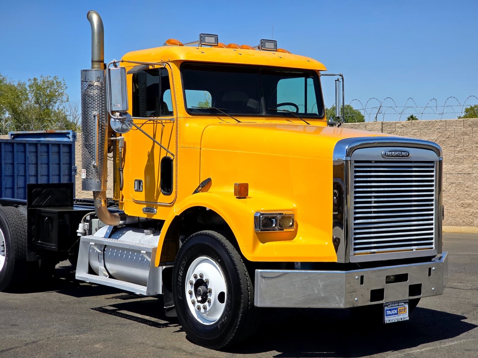 1999 Freightliner FLD Tandem Axle Cab & Chassis
