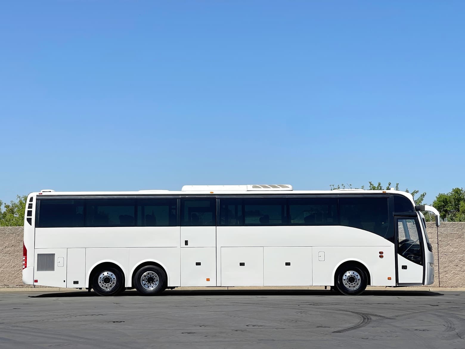 2013 Volvo 9700 54 Passenger Coach Bus
