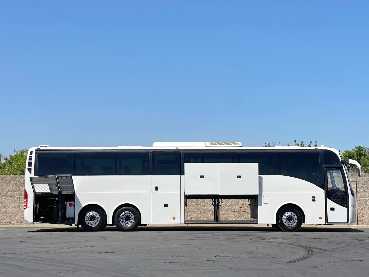 2013 Volvo 9700 54 Passenger Coach Bus