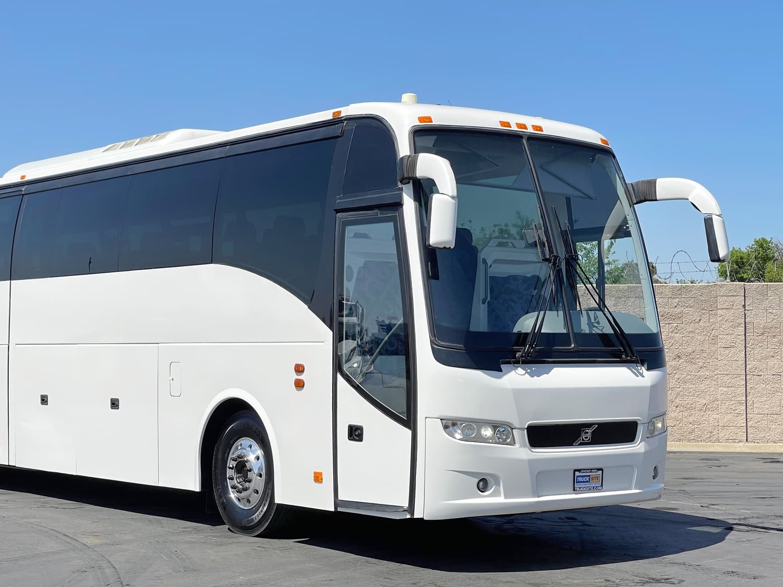 2013 Volvo 9700 54 Passenger Coach Bus