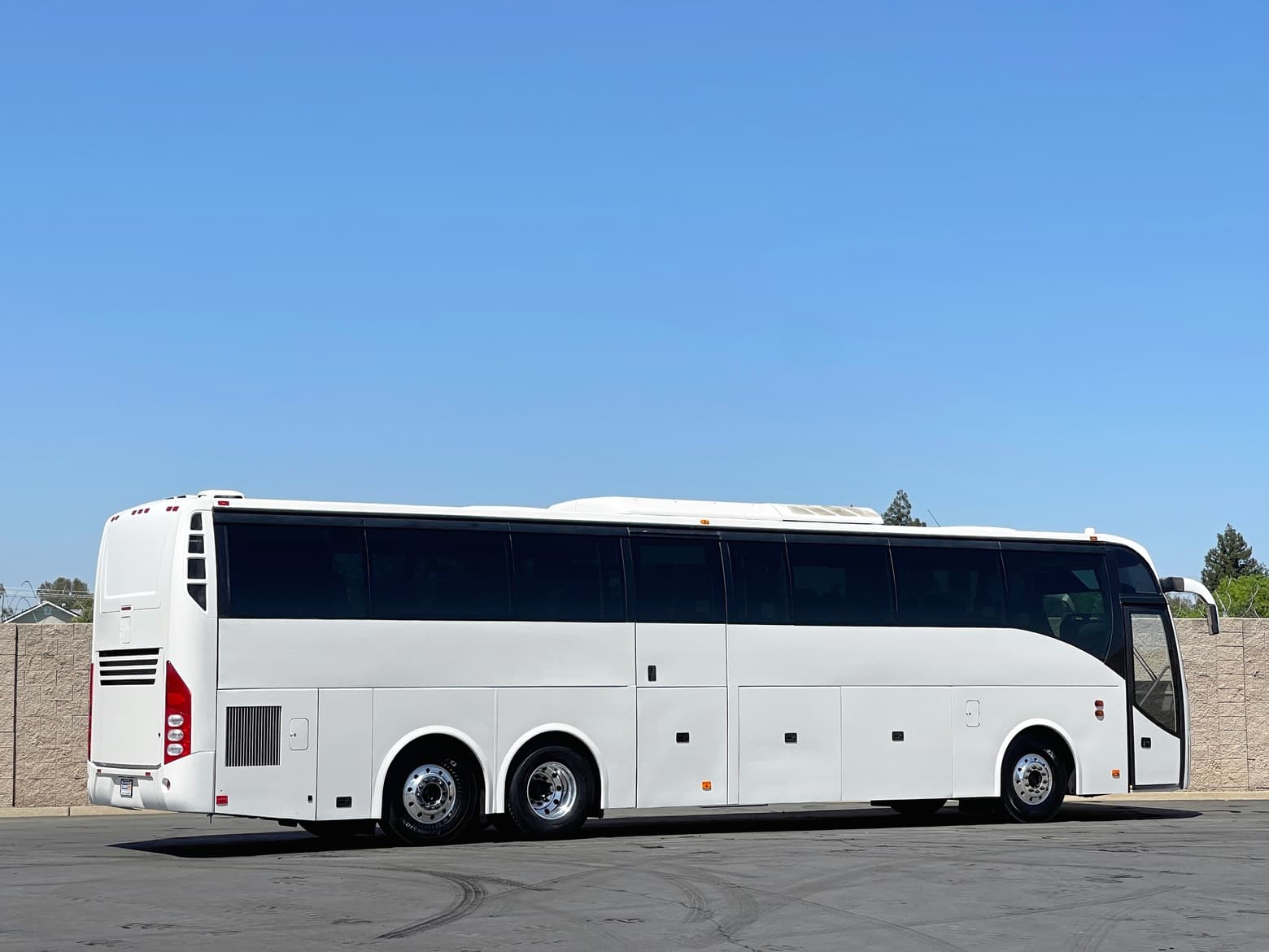 2013 Volvo 9700 54 Passenger Coach Bus