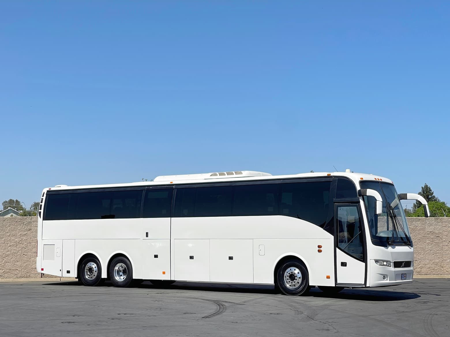 2013 Volvo 9700 54 Passenger Coach Bus