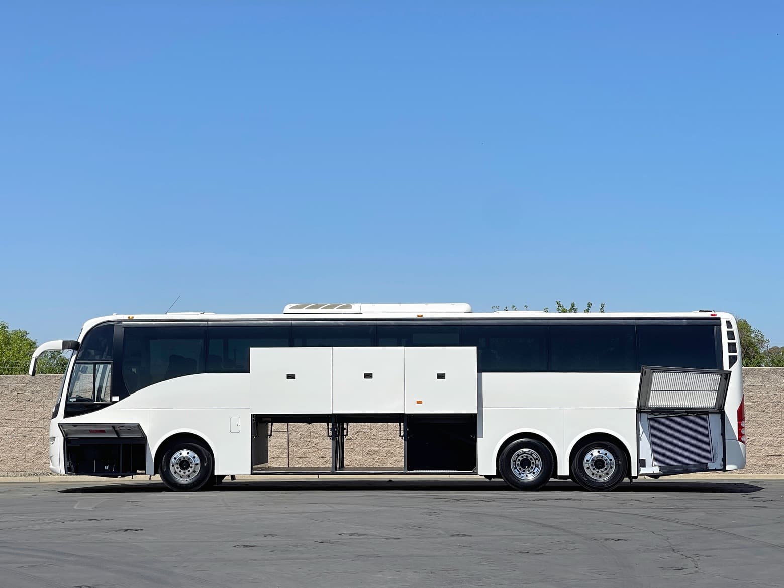2013 Volvo 9700 54 Passenger Coach Bus