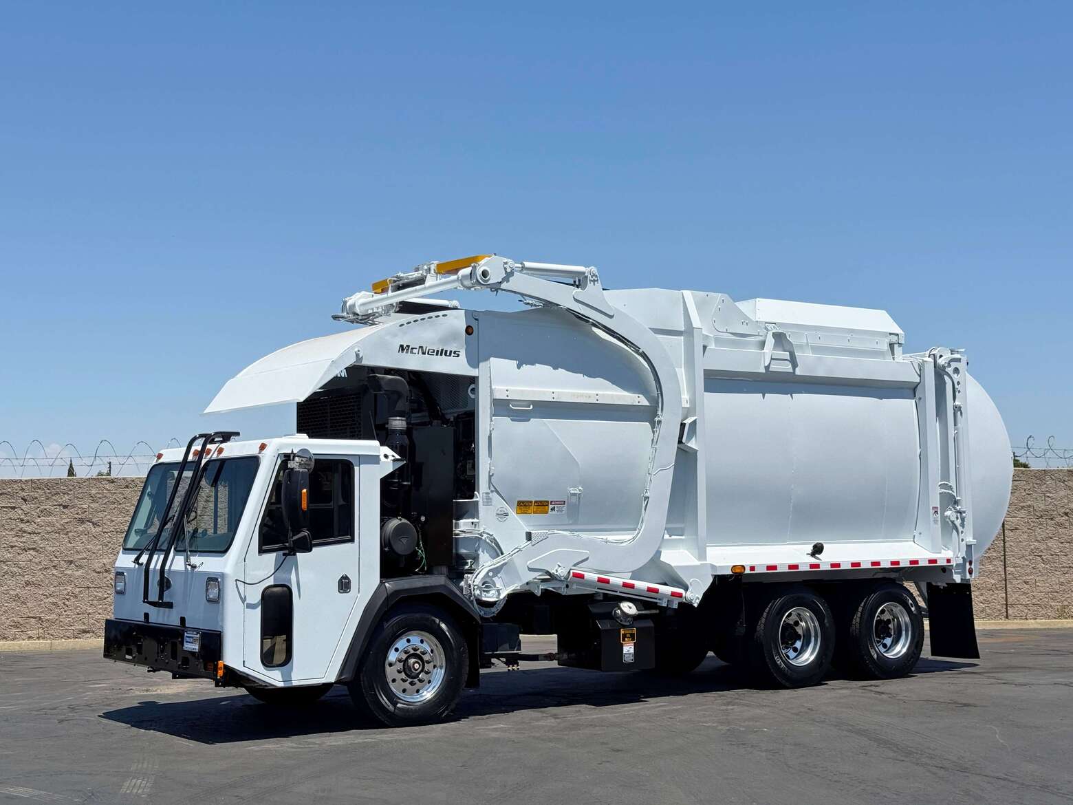 2014 CCC LET McNeilus CNG 40 YD Front Load Garbage Truck