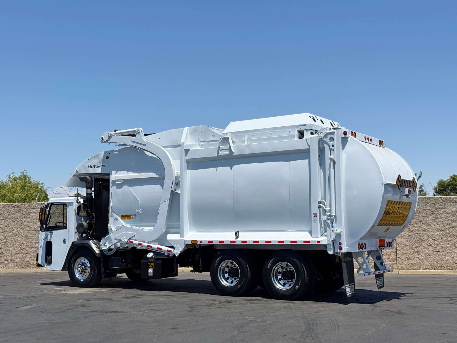 2014 CCC LET McNeilus CNG 40 YD Front Load Garbage Truck