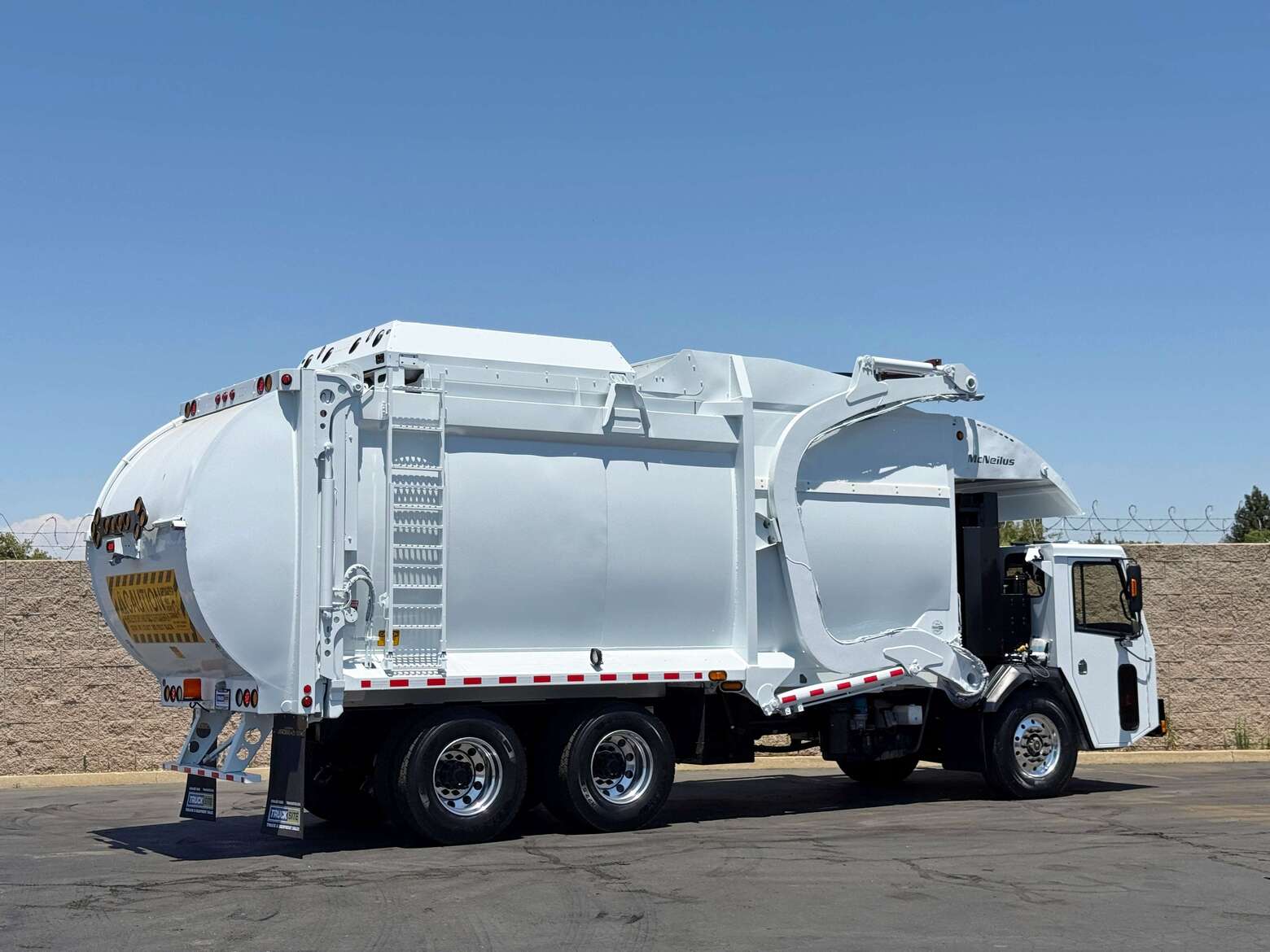 2014 CCC LET McNeilus CNG 40 YD Front Load Garbage Truck
