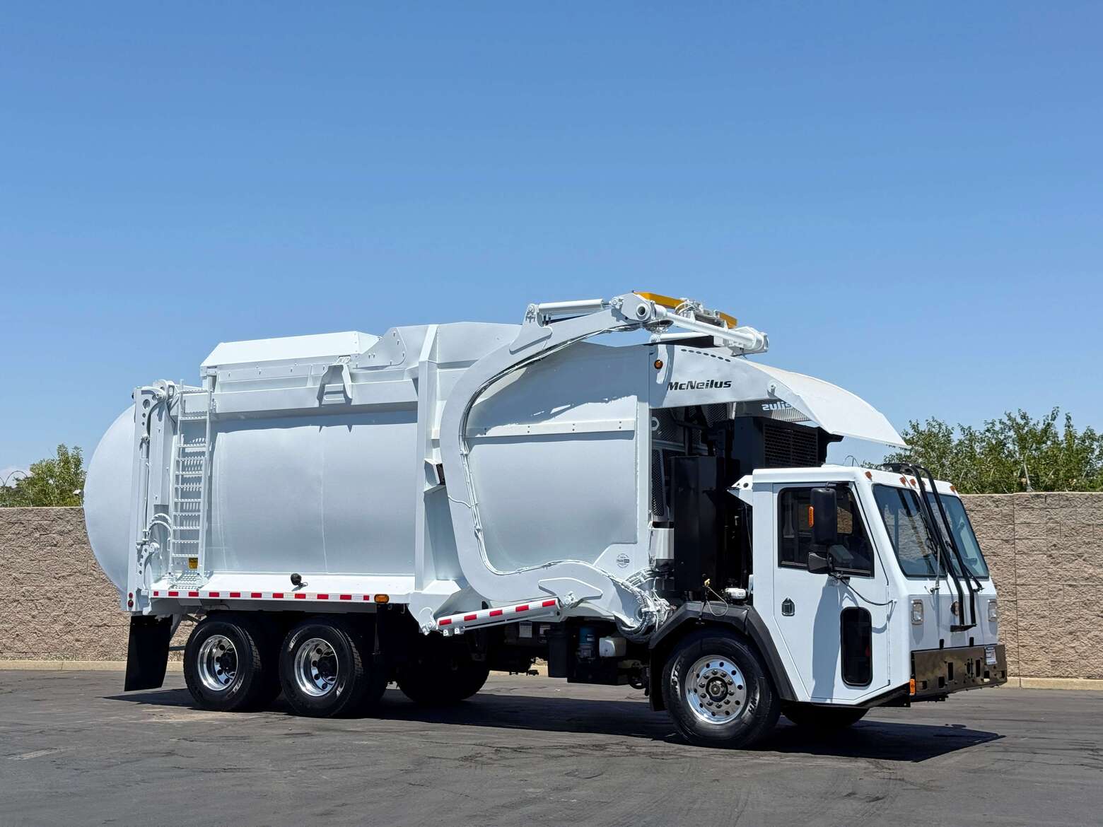 2014 CCC LET McNeilus CNG 40 YD Front Load Garbage Truck