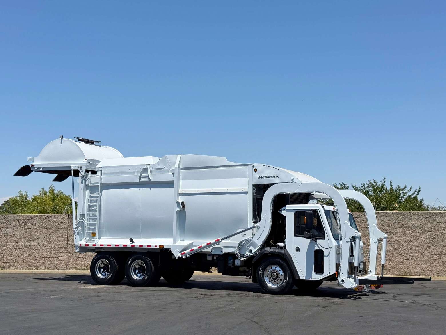 2014 CCC LET McNeilus CNG 40 YD Front Load Garbage Truck