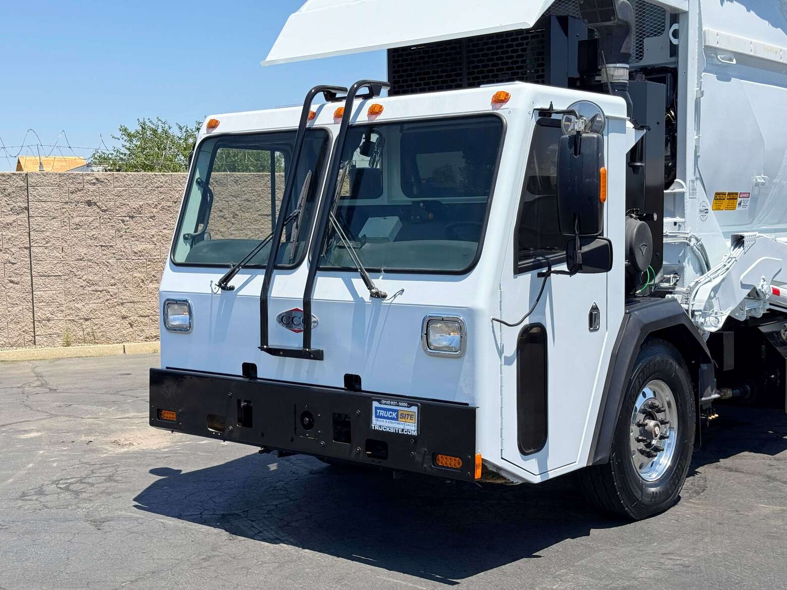 2014 CCC LET McNeilus CNG 40 YD Front Load Garbage Truck