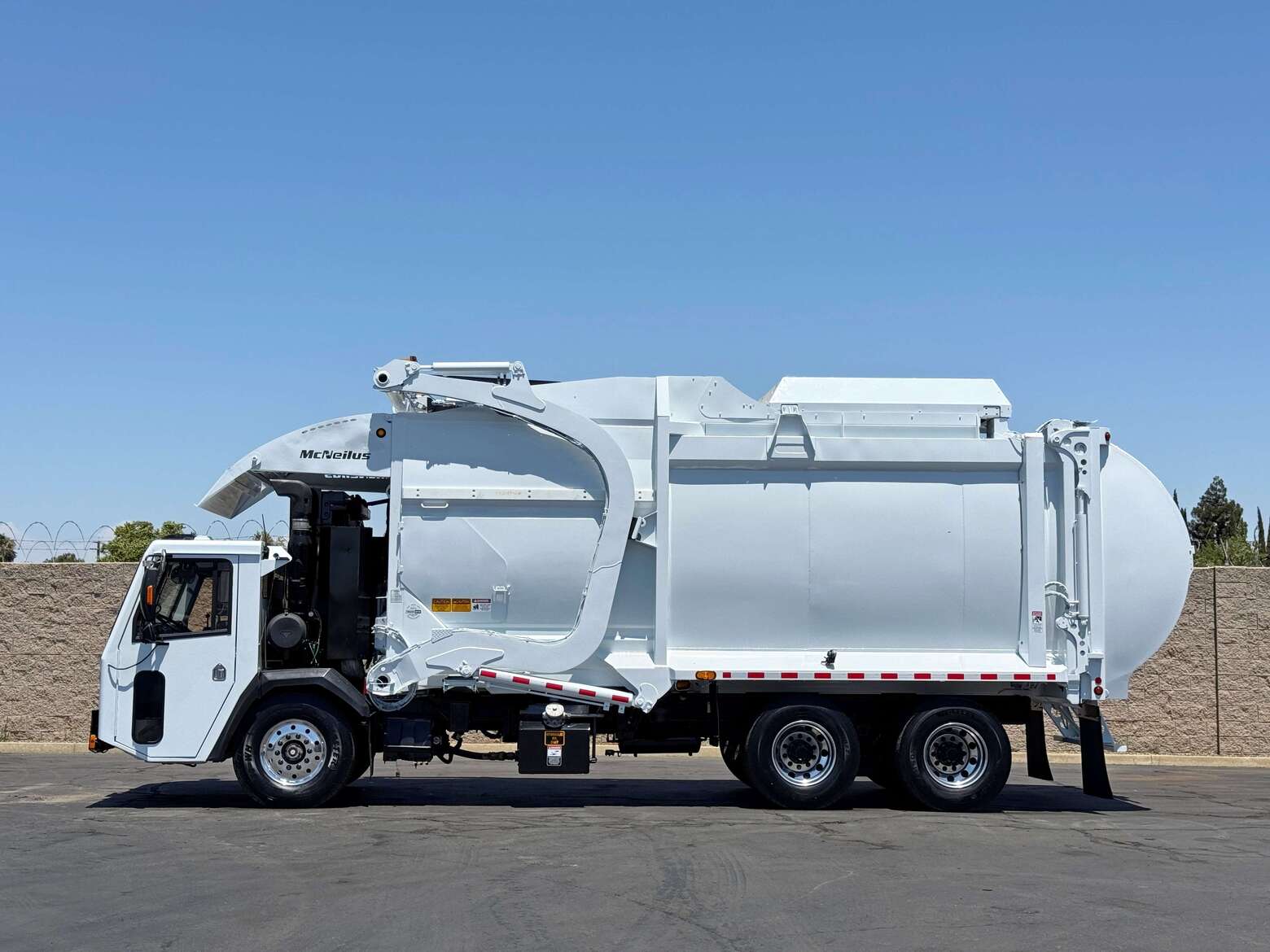 2014 CCC LET McNeilus CNG 40 YD Front Load Garbage Truck