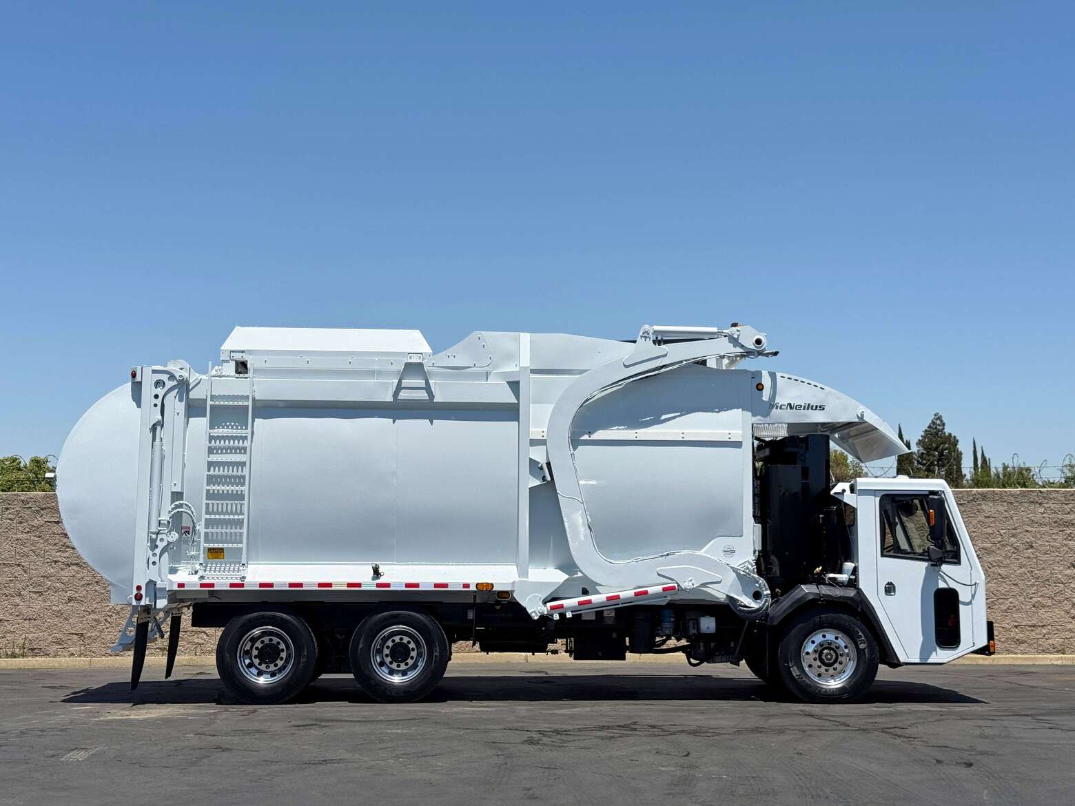 2014 CCC LET McNeilus CNG 40 YD Front Load Garbage Truck