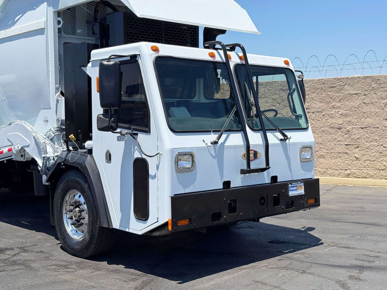 2014 CCC LET McNeilus CNG 40 YD Front Load Garbage Truck