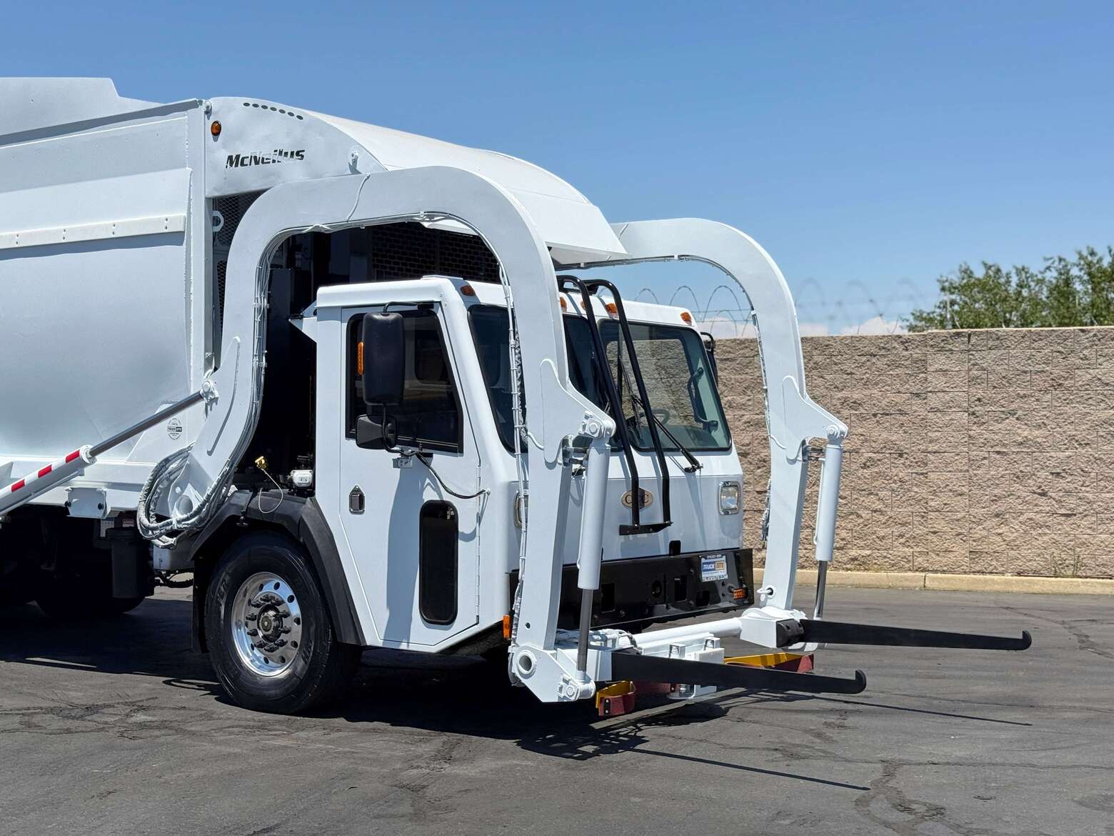 2014 CCC LET McNeilus CNG 40 YD Front Load Garbage Truck