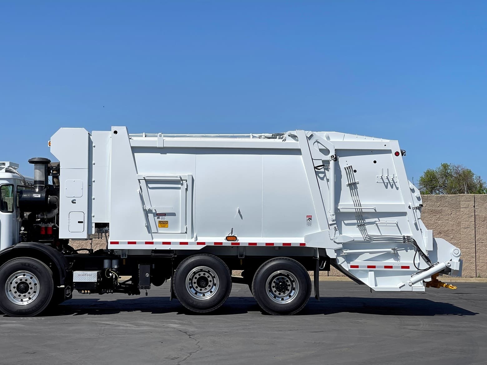 2023 Autocar Xpeditor EZ Pack G300 20 YD Rear Load Garbage Truck