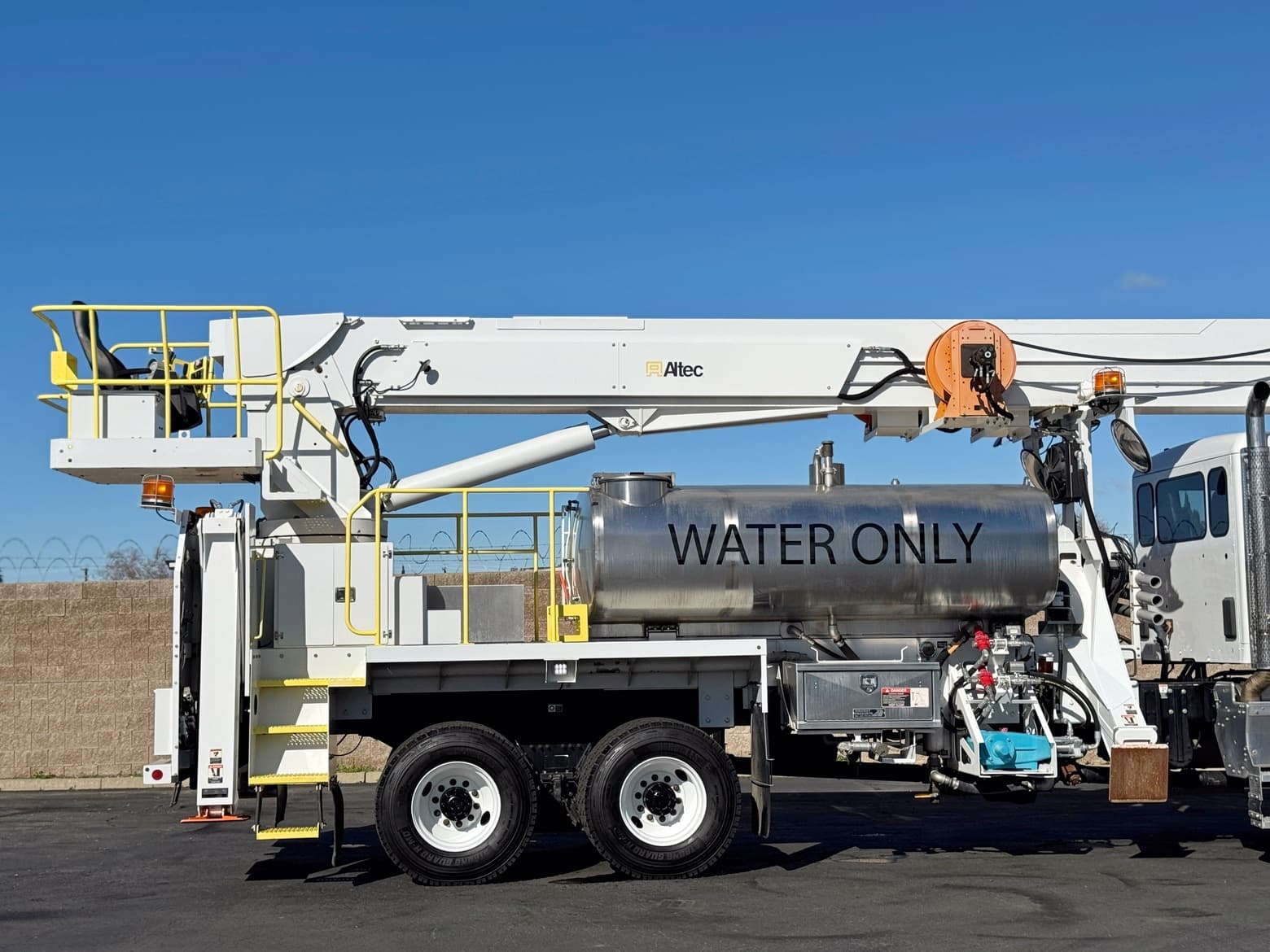 2017 Peterbilt 567 6x6 Altec HW145 Insulator Washer