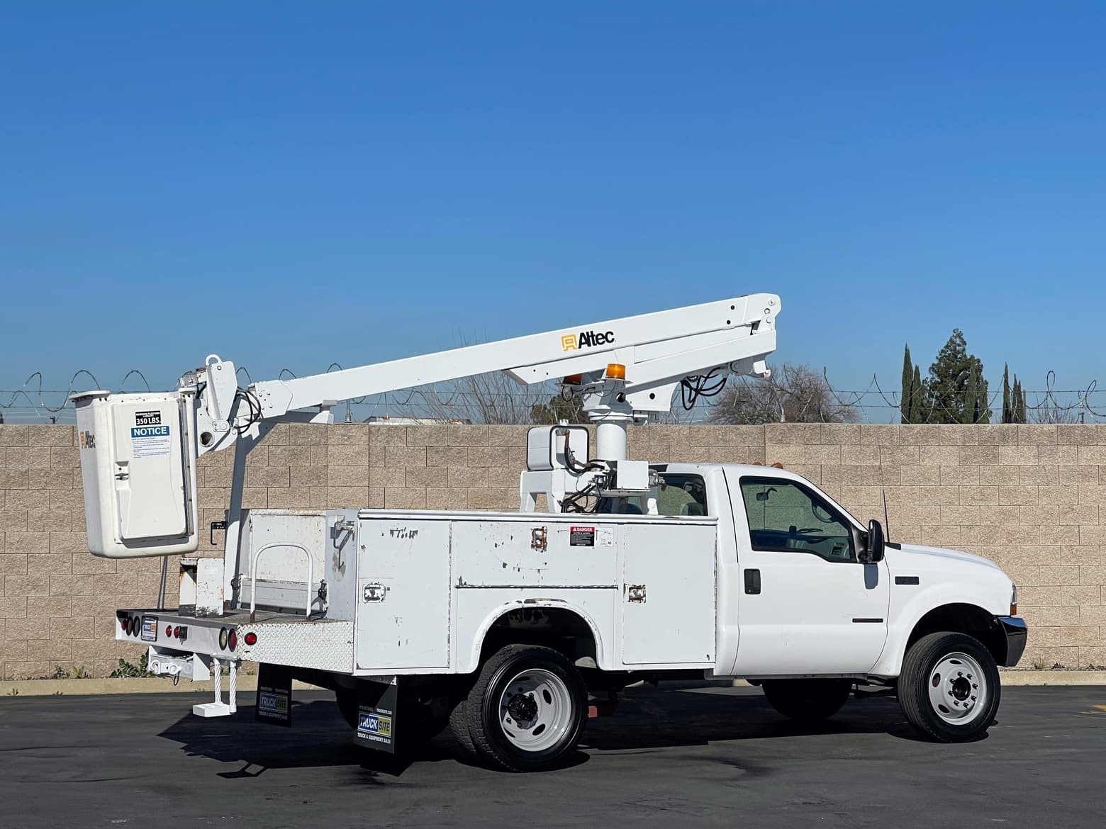 2000 Ford F450 Altec AT200AV Two-Stage Telescopic Bucket Truck