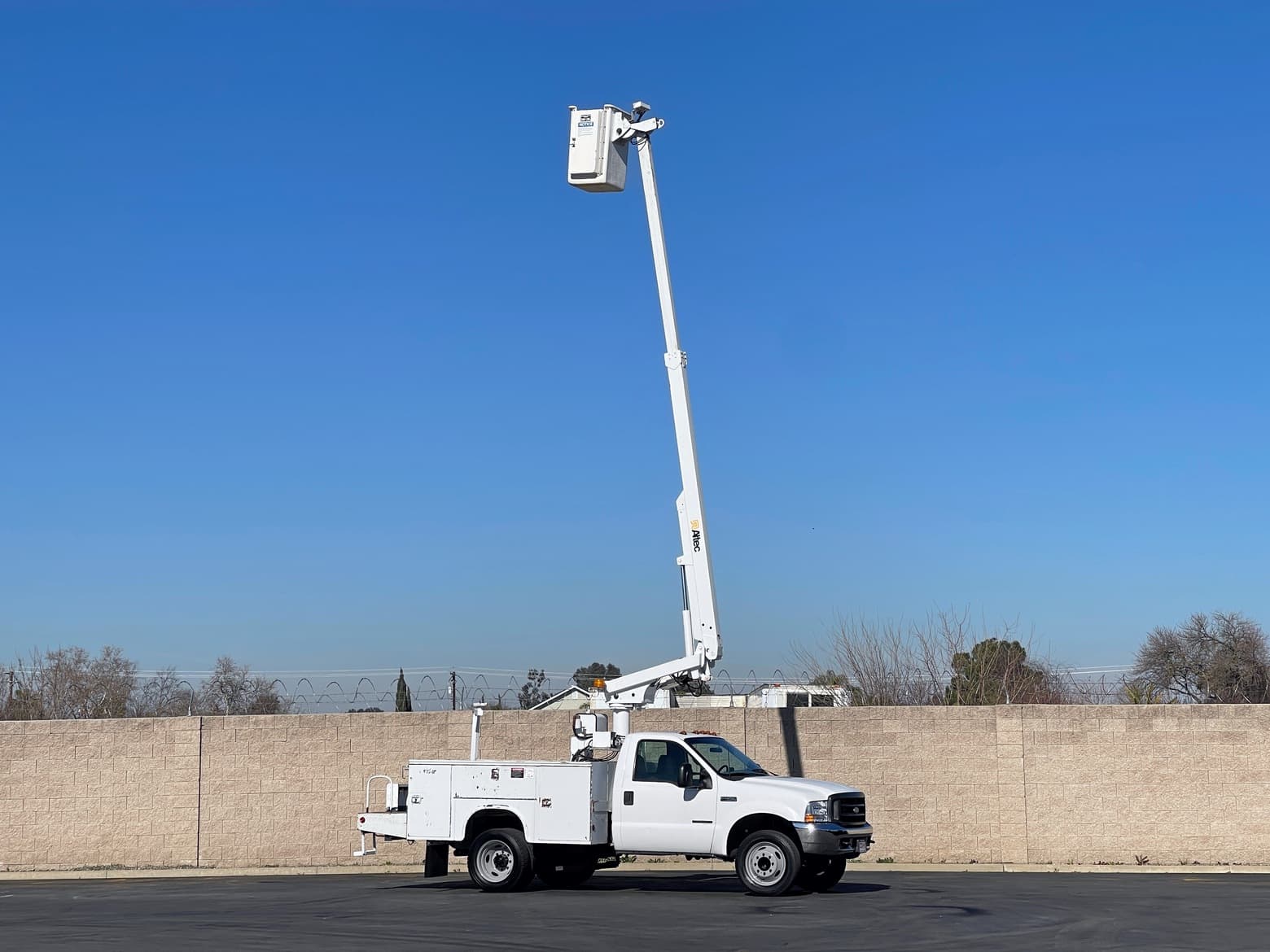2000 Ford F450 Altec AT200AV Two-Stage Telescopic Bucket Truck