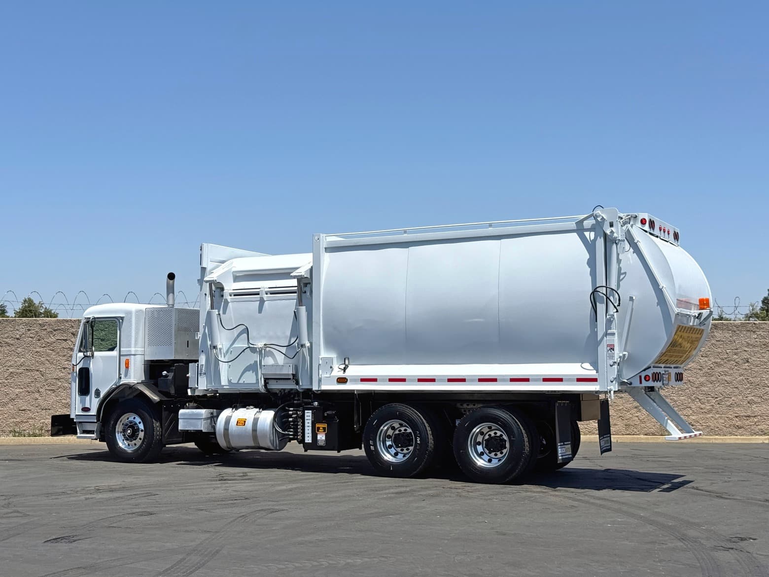 2012 Peterbilt 31 YD Kann Commercial Side Load Garbage Truck