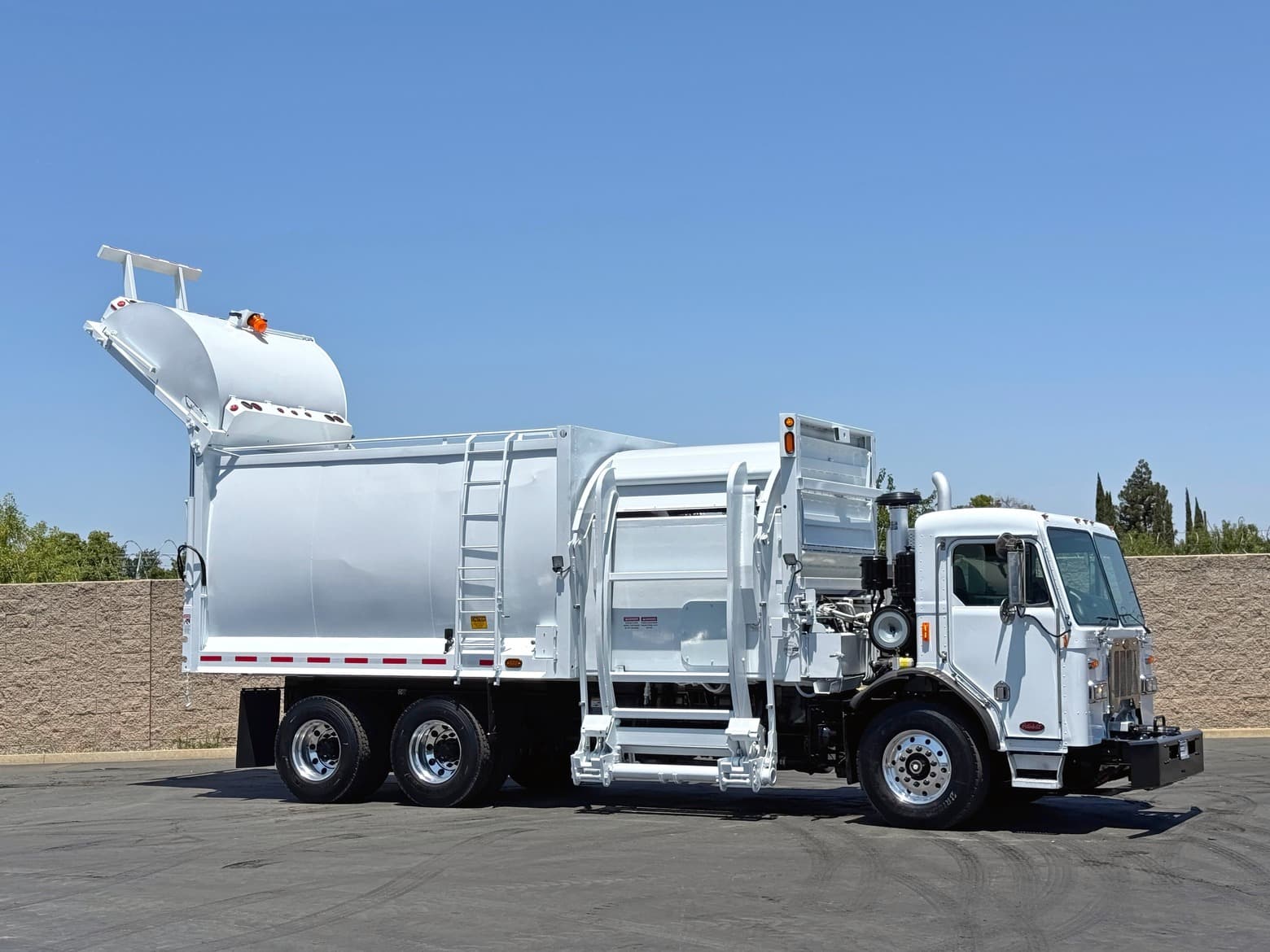 2012 Peterbilt 31 YD Kann Commercial Side Load Garbage Truck