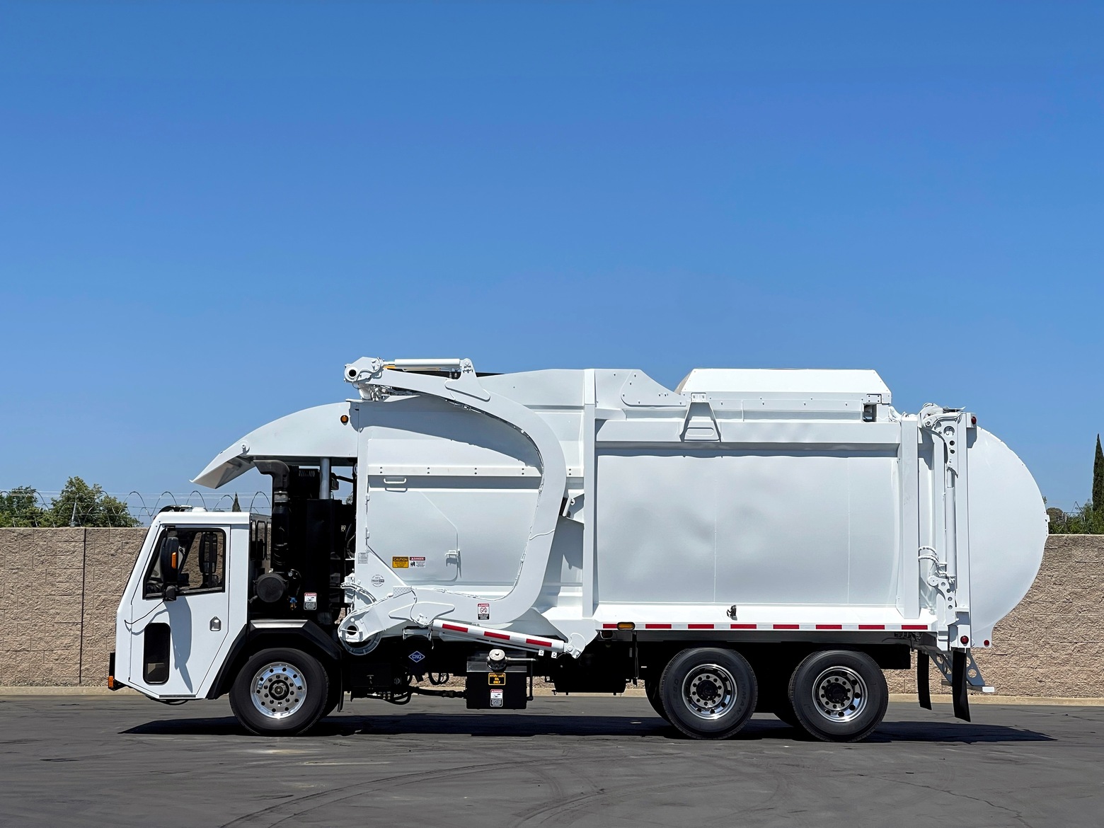 2014 CCC LET McNeilus CNG 40 YD Front Load Garbage Truck