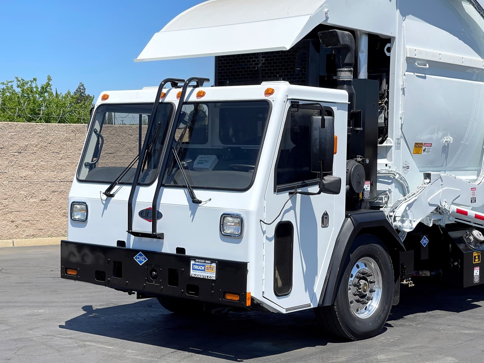 2014 CCC LET McNeilus CNG 40 YD Front Load Garbage Truck