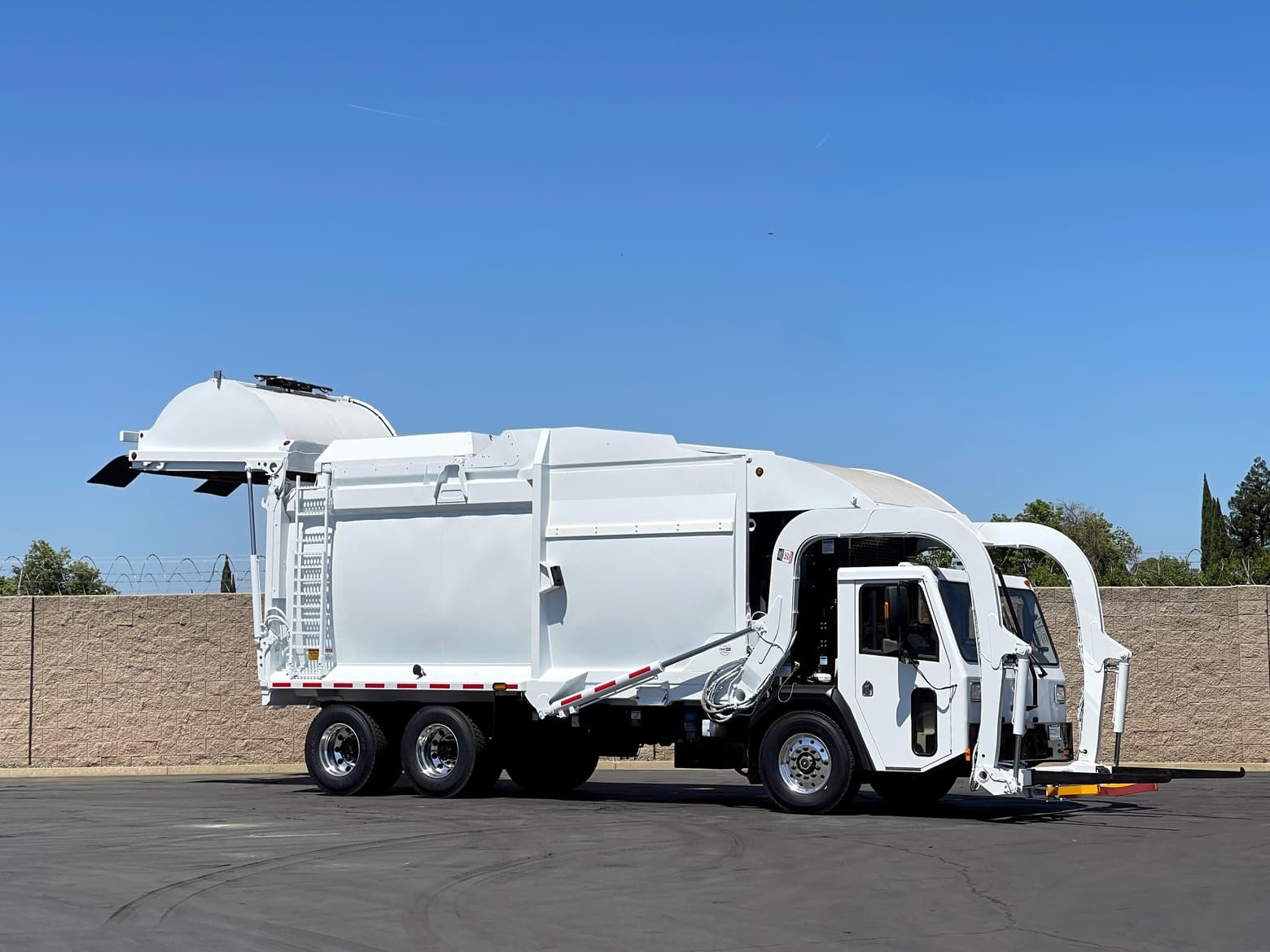 2014 CCC LET McNeilus CNG 40 YD Front Load Garbage Truck