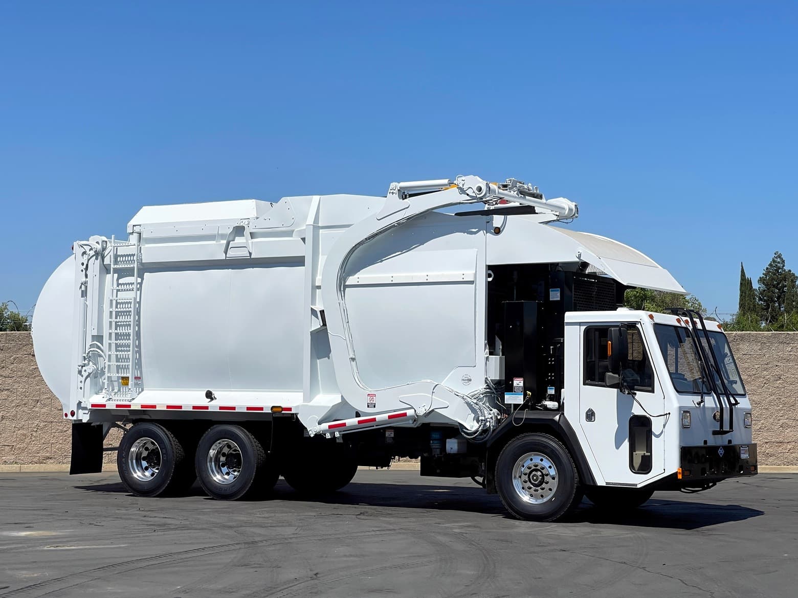 2014 CCC LET McNeilus CNG 40 YD Front Load Garbage Truck