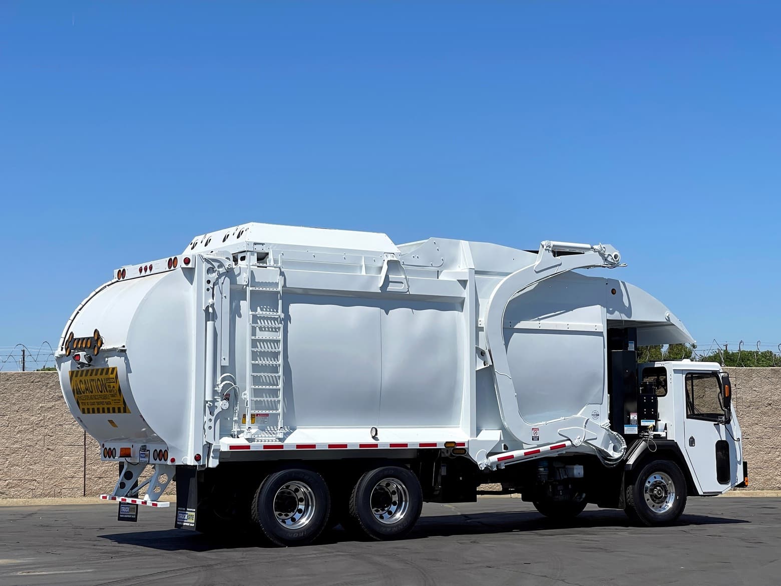 2014 CCC LET McNeilus CNG 40 YD Front Load Garbage Truck