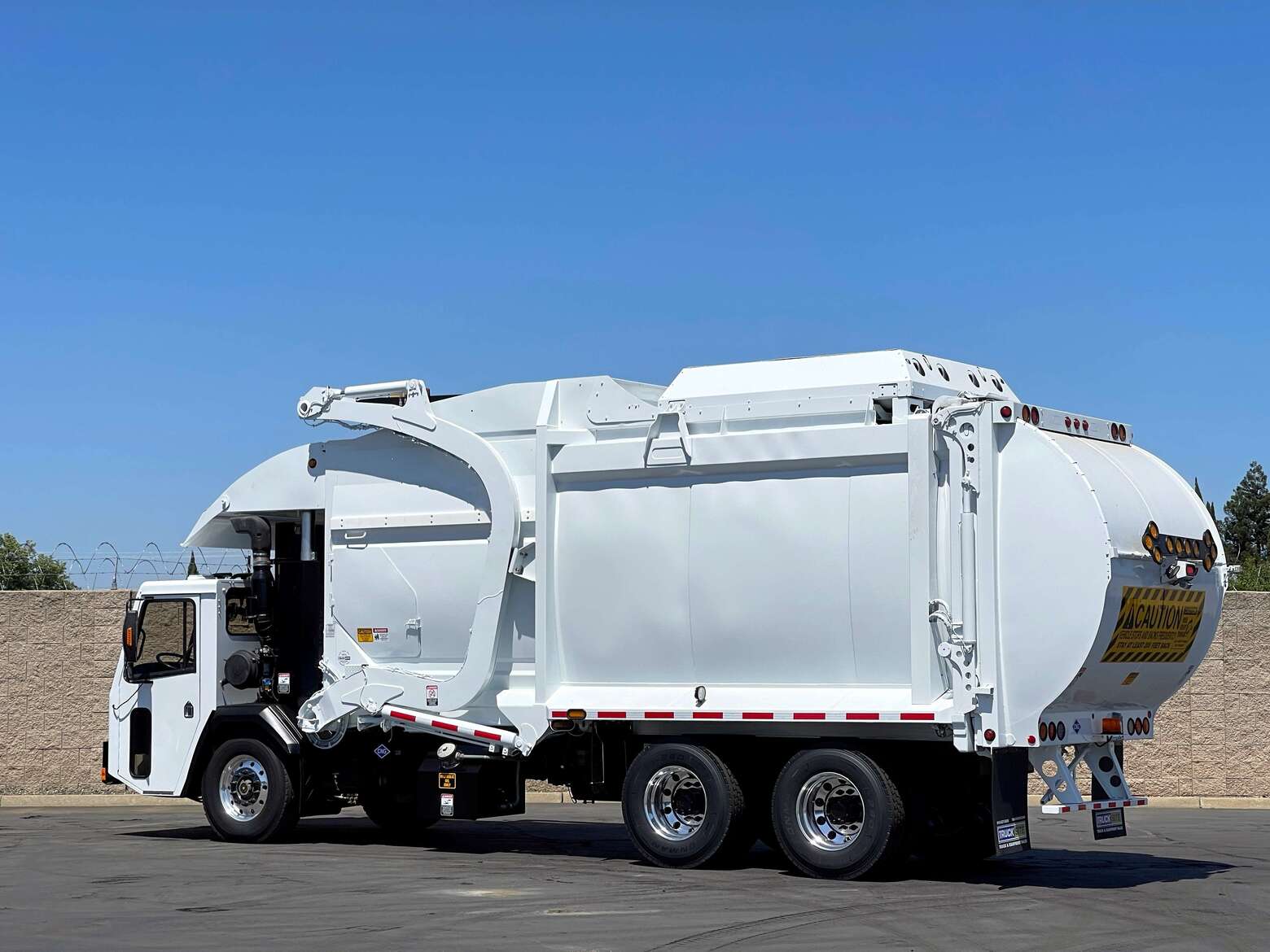 2014 CCC LET McNeilus CNG 40 YD Front Load Garbage Truck