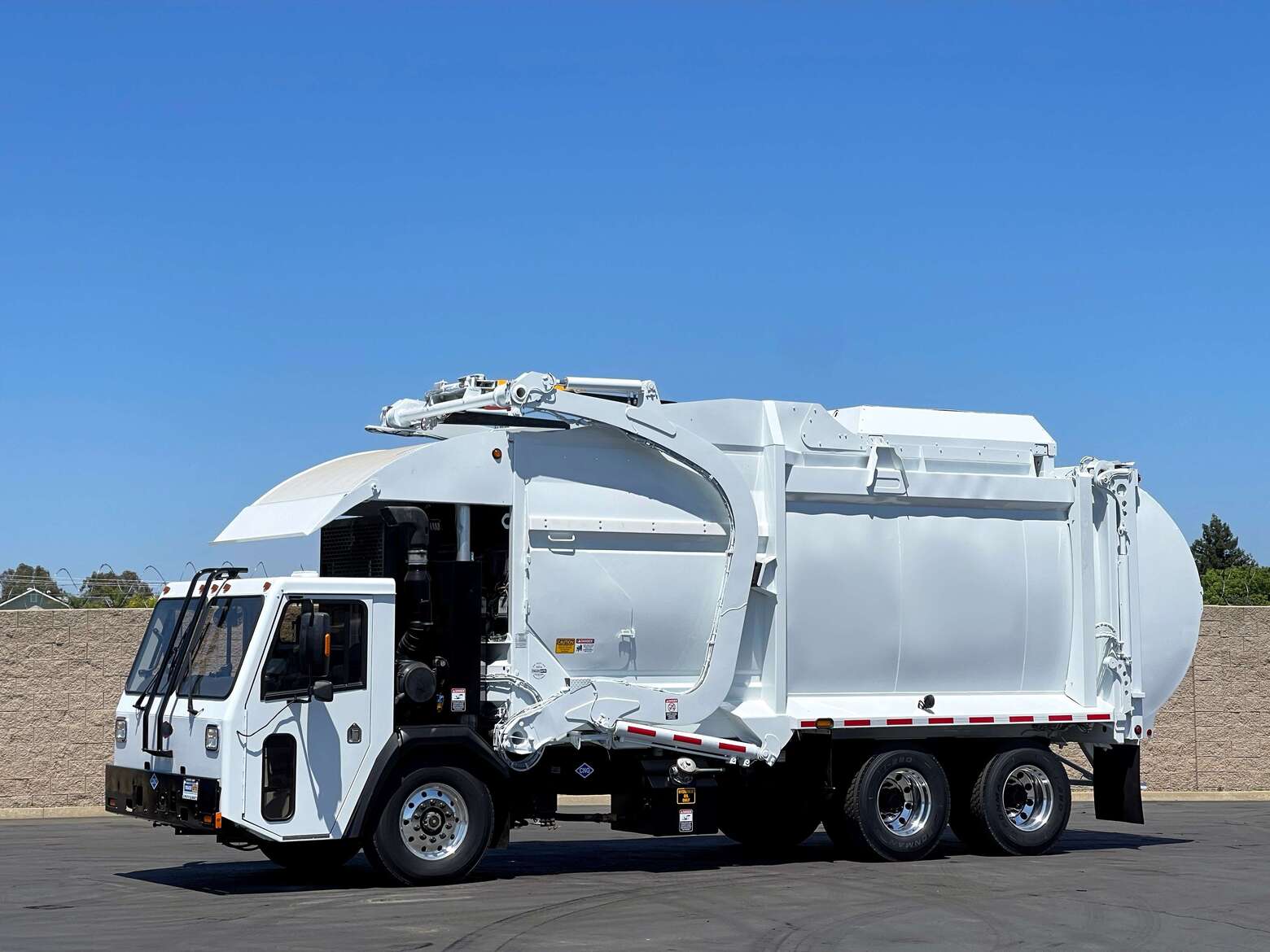 2014 CCC LET McNeilus CNG 40 YD Front Load Garbage Truck