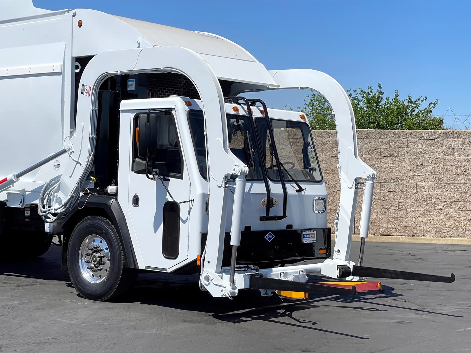 2014 CCC LET McNeilus CNG 40 YD Front Load Garbage Truck