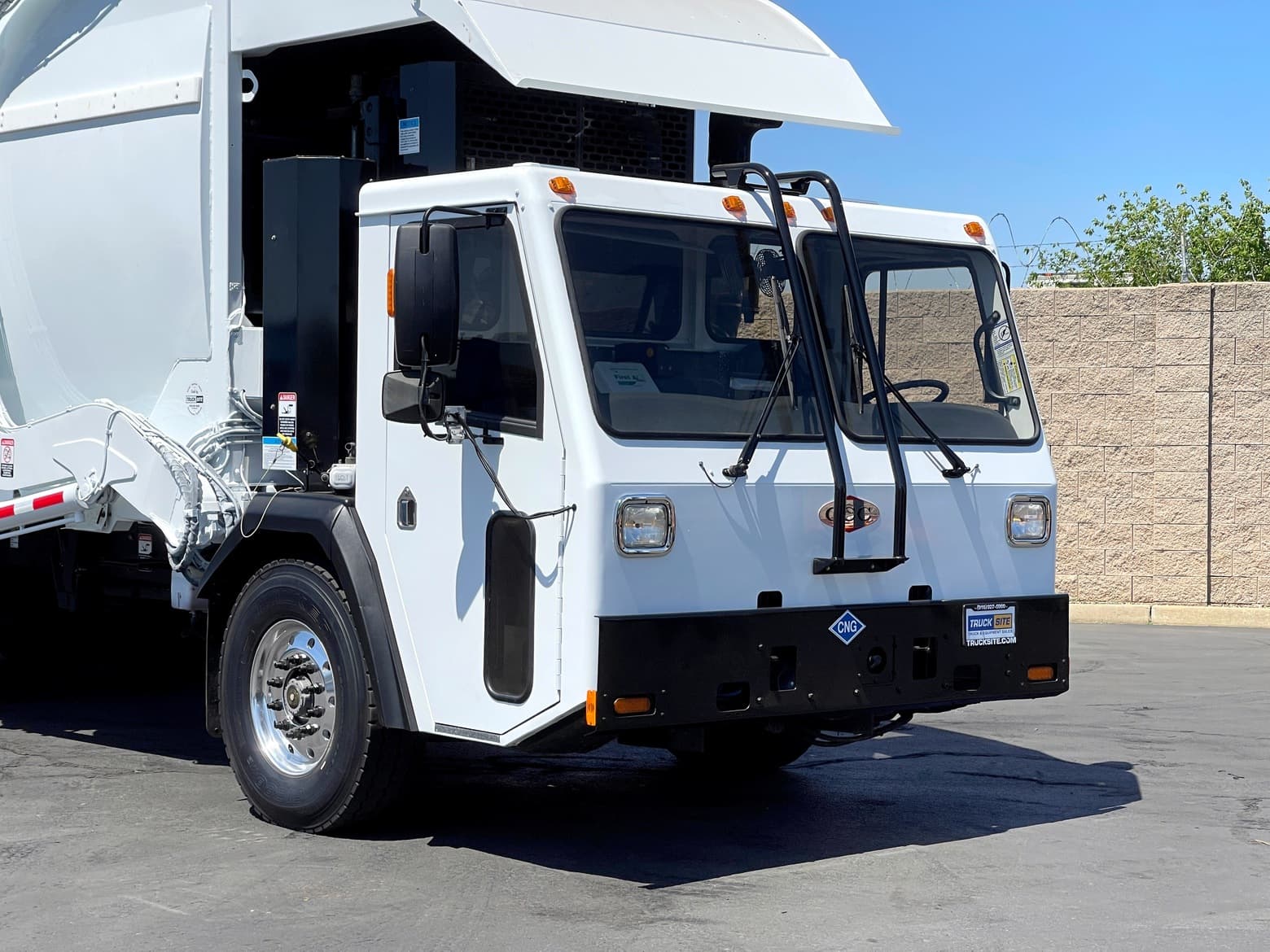 2014 CCC LET McNeilus CNG 40 YD Front Load Garbage Truck