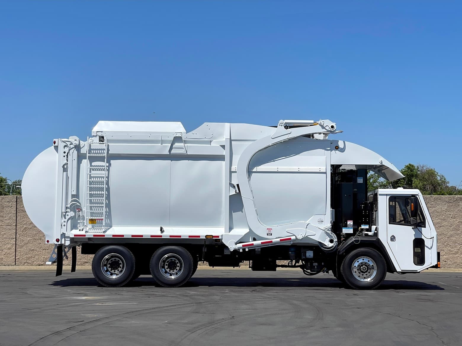 2014 CCC LET McNeilus CNG 40 YD Front Load Garbage Truck